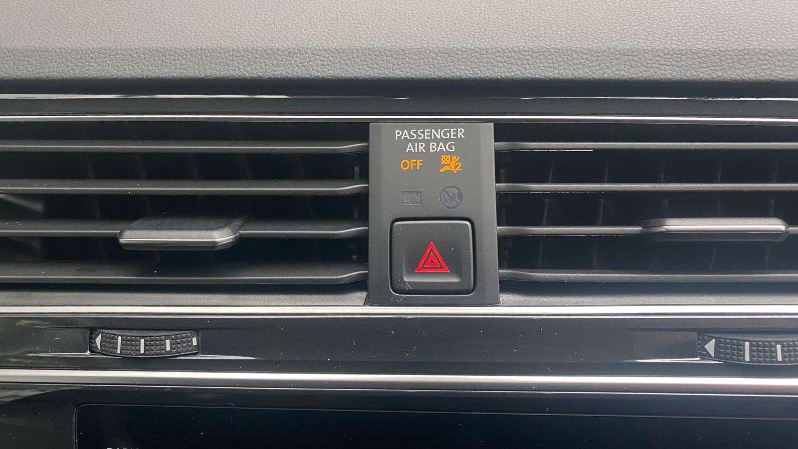 Στο κέντρο του ταμπλό υπάρχει συνήθως φωτεινή ένδειξη που ενημερώνει αν ο αερόσακος είναι ενεργοποιημένος ή όχι!