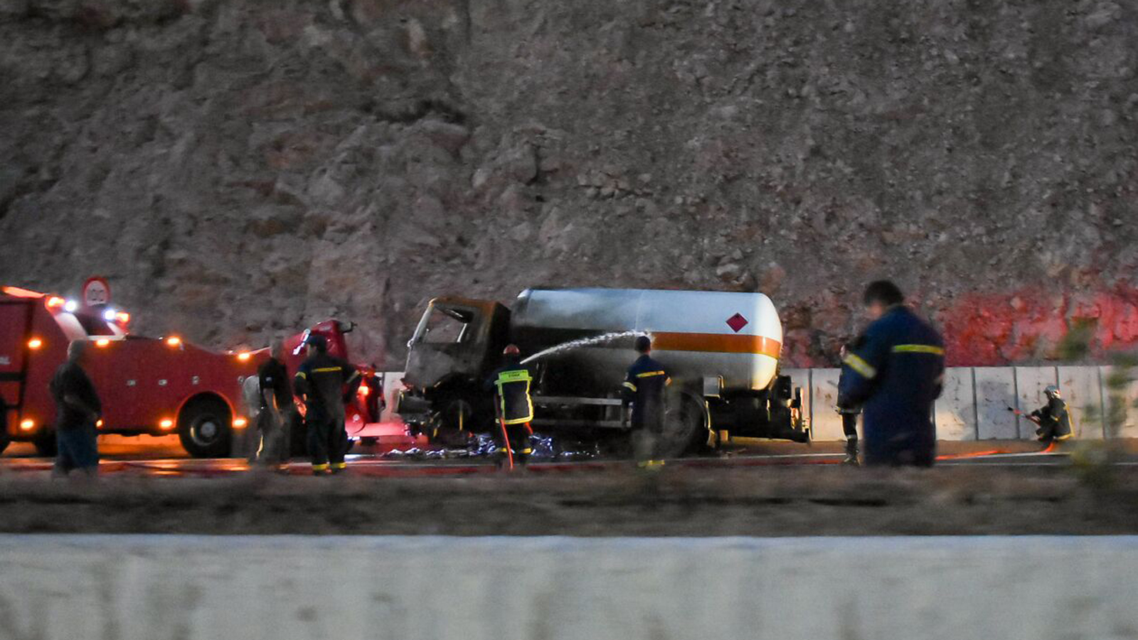 Δίωξη στον οδηγό του βυτίου που πήρε φωτιά στην Ε.Ο.