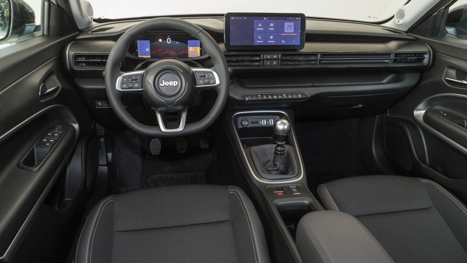 Μοντέρνο, γεροδεμένο και εργονομικό το εσωτερικό του Jeep Avenger, που χαρακτηρίζεται από τις «καθαρές» ευθείες γραμμές και την εξαιρετική ενσωμάτωση 