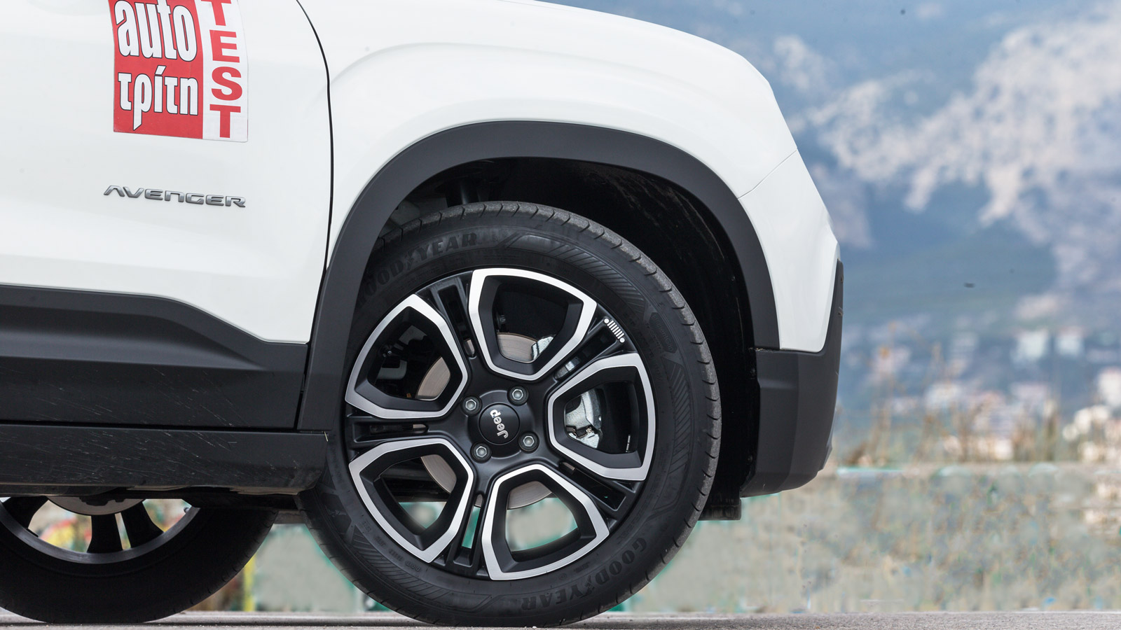 Οι τροχοί του Avenger είναι στις άκρες του αμαξώματος, έχει κοντούς προβόλους και χαρακτηρίζεται από τις κορυφαίες γωνίες αναρρίχησης (20ο προσέγγισης