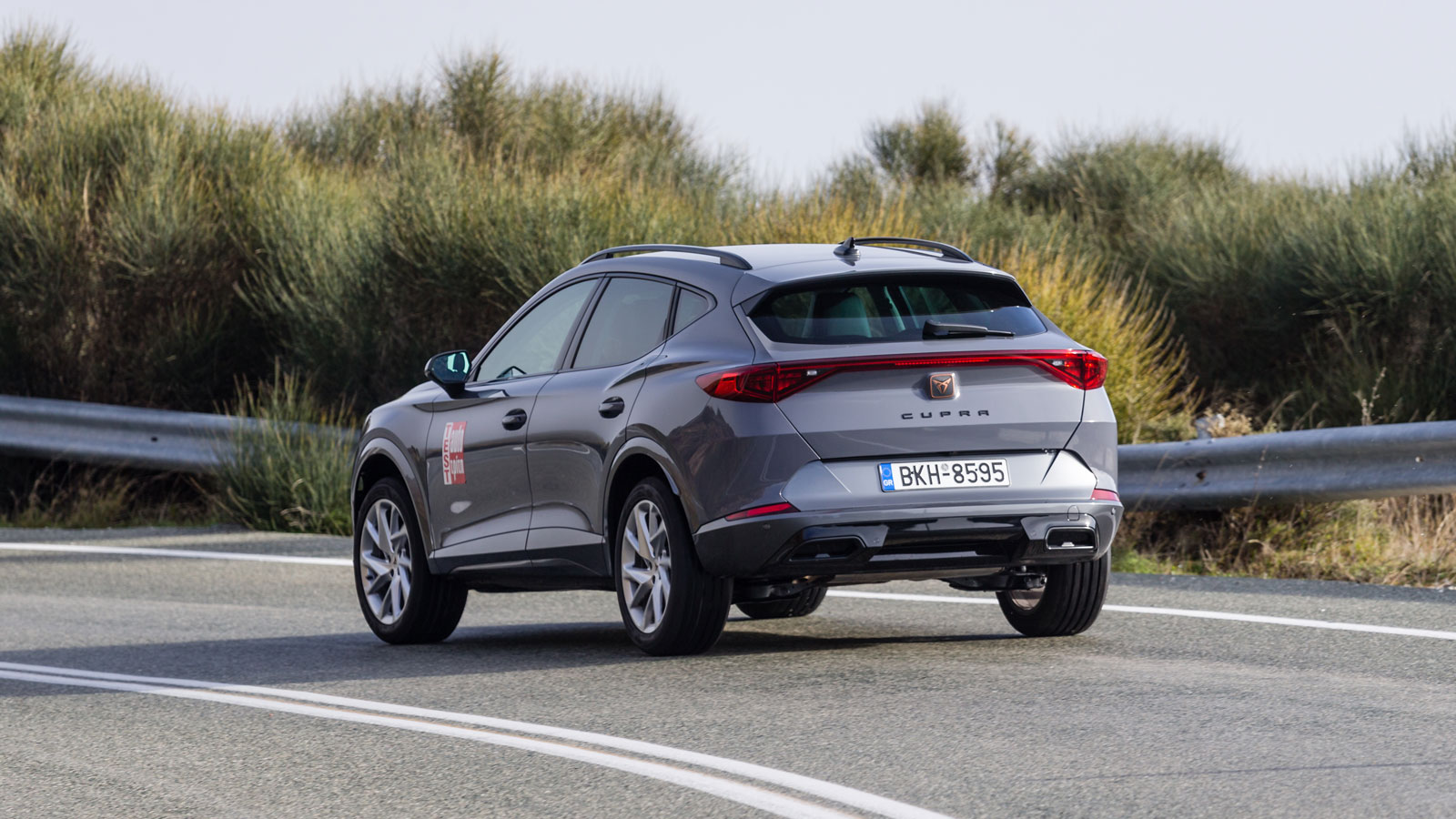 Το CUPRA Formentor συμμετέχει ενεργά σε όλη την οδηγική διαδικασία χάρη στον πίσω άξονα πολλαπλών συνδέσμων, με το πληροφοριακό τιμόνι να σε εμπνέει ν