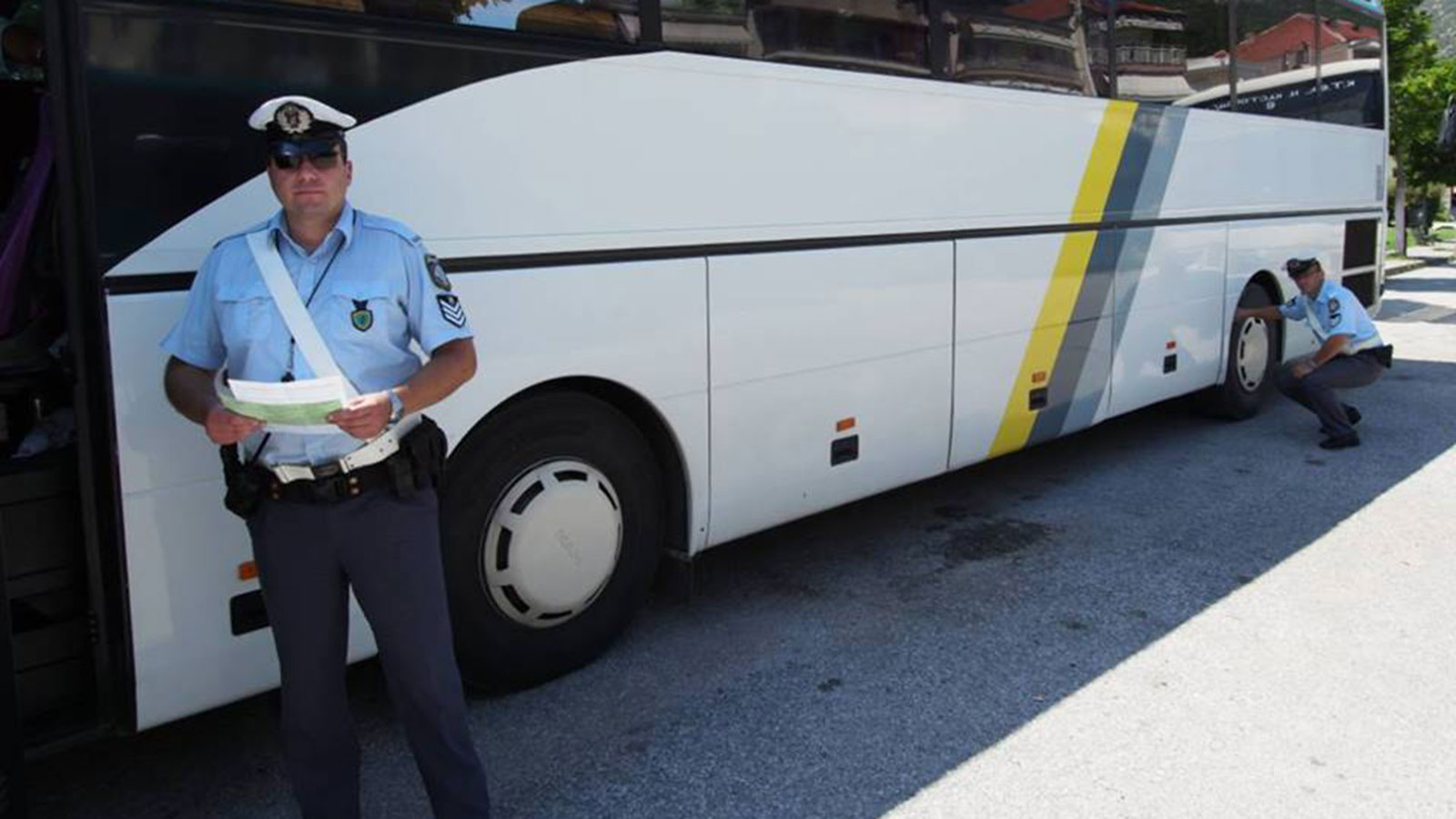 Χειροπέδες σε δύο οδηγούς πούλμαν σχολικής εκδρομής. Αντί να ελεγχθούν τα λεωφορεία από την Τροχαία έξω από το σχολείο, ο έλεγχος έγινε στο Καπανδρίτι