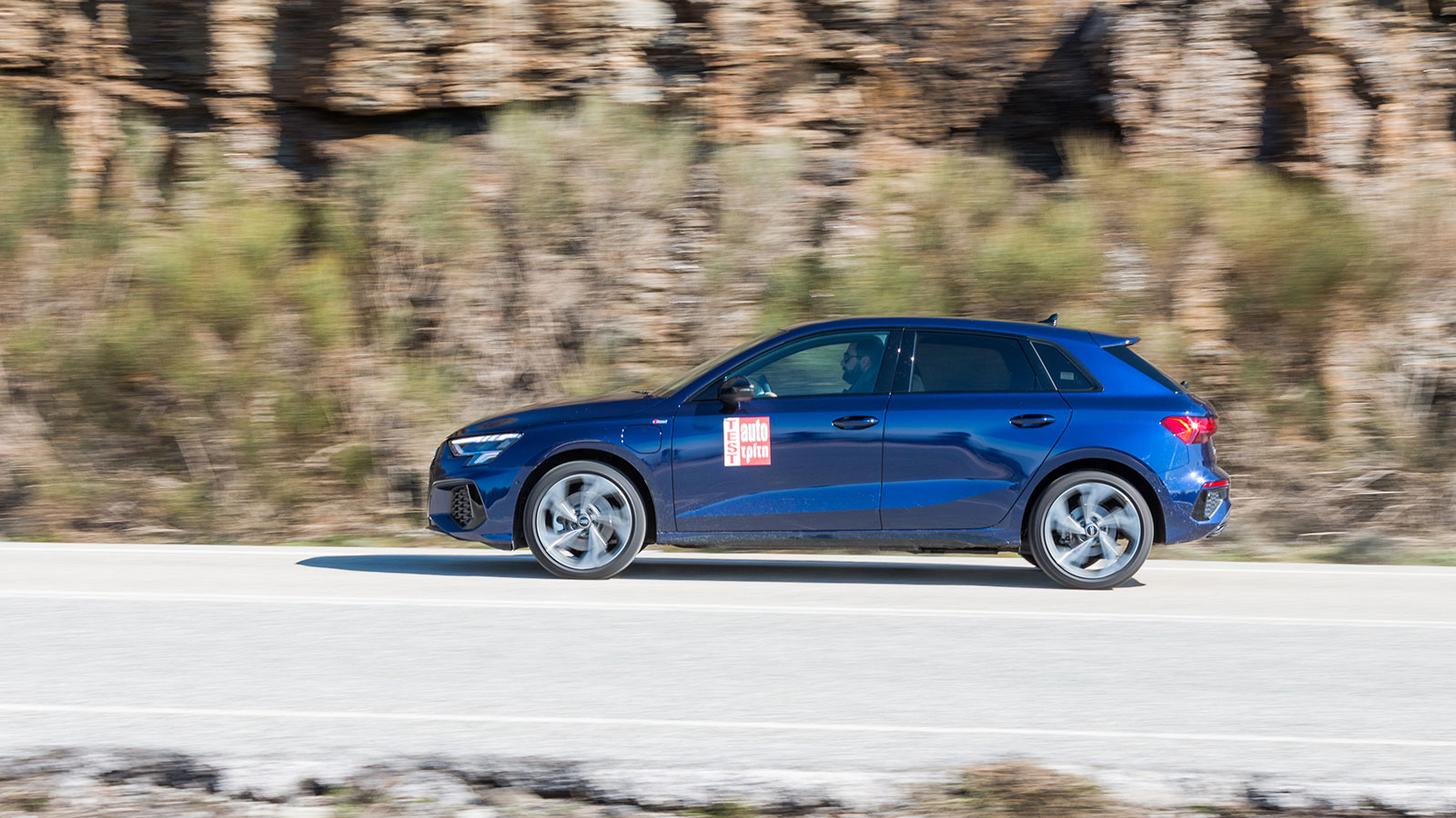 Μέσω του συστήματος διαχείρισης e-tron, ο οδηγός του PHEV Audi A3 μπορεί να επιλέξει ποια πηγή ενέργειας θα χρησιμοποιήσει ανάλογα με τις ανάγκες του.