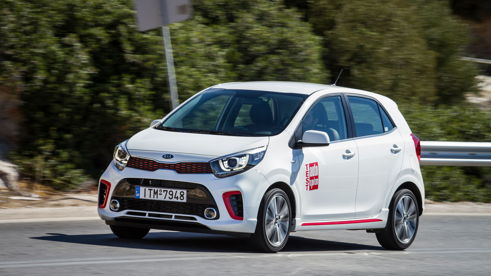 Στην σπορτίφ έκδοση της δοκιμής GT-Line το Picanto αποκτά νέους πιο επιθετικής σχεδίασης προφυλακτήρες, νέα γρίλια εμπρός, όμορφες ζάντες των 16 ιντσώ