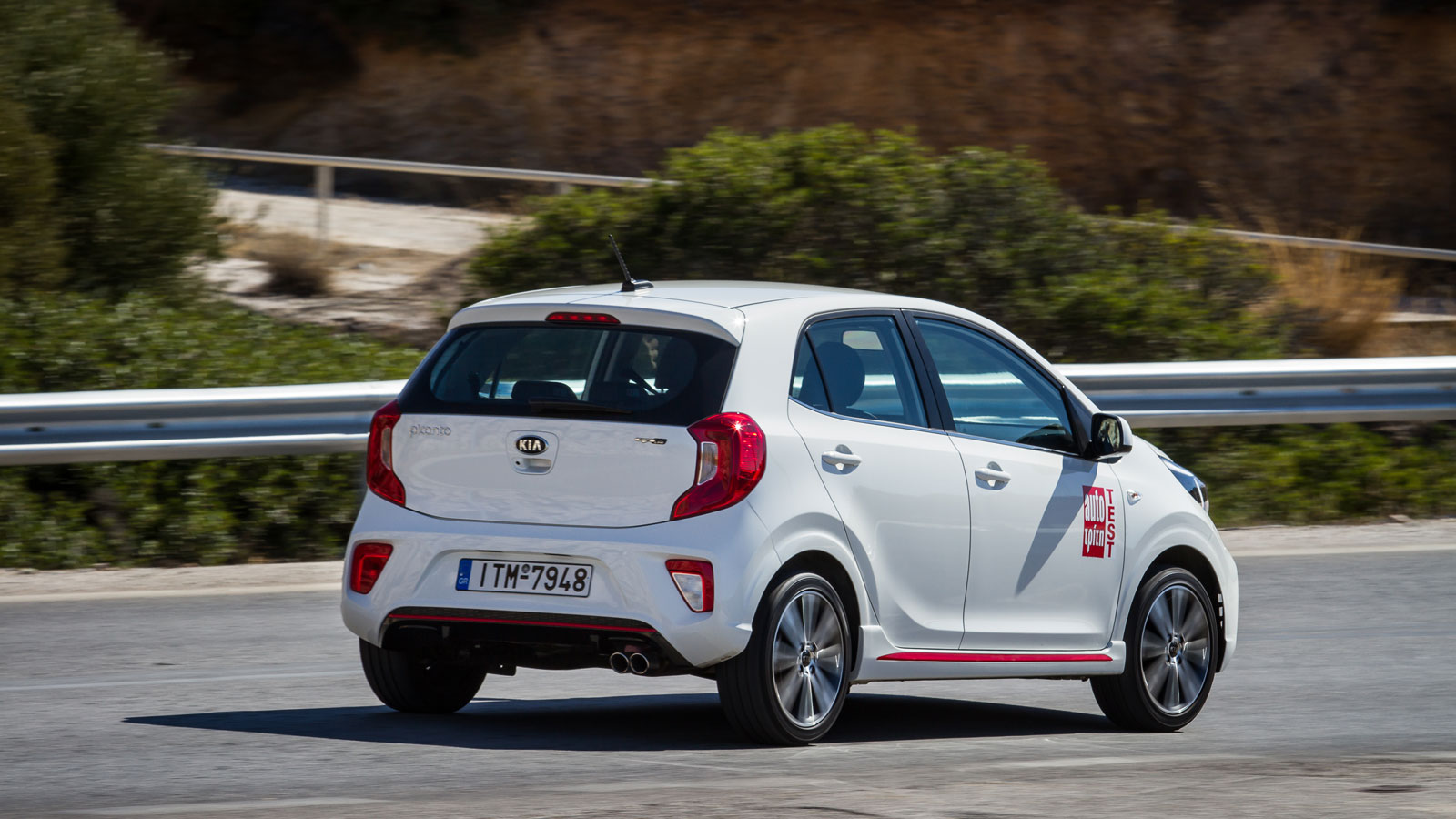 Οδηγικά το Picanto φημίζεται για την πολύ καλή αίσθηση που προσφέρει στον οδηγό του και εκπλήσσει ευχάριστα με την αμεσότητά του αποτελώντας ένα ιδιαί