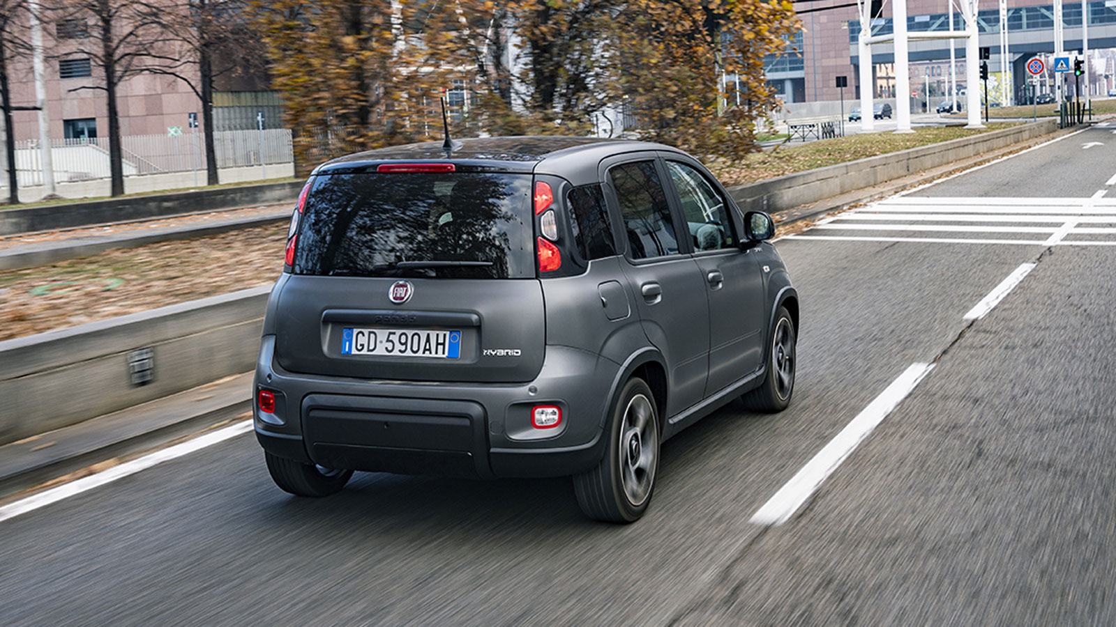 Μέσα στην πόλη το Fiat Panda αποδεικνύεται ευέλικτο, με κύκλο στροφής μόλις 9,3 μ. την ώρα που η ψηλή θέση οδήγησης και οι γυάλινες επιφάνειες εξασφαλ