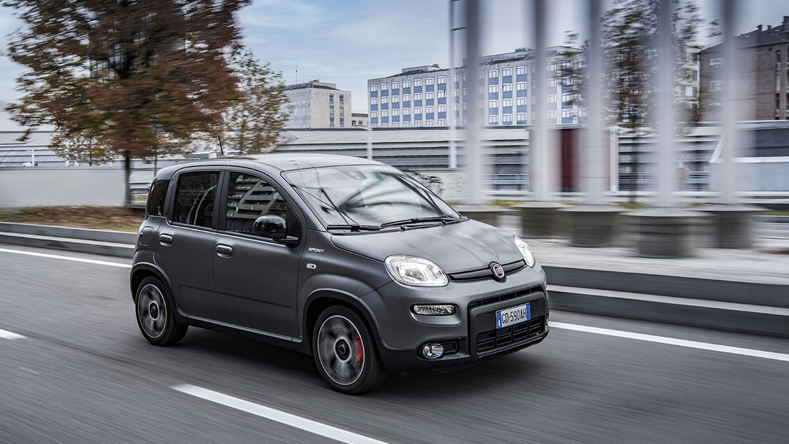 Το Fiat Panda ακολουθεί ιδιαίτερες σχεδιαστικές γραμμές με πολλές καθαρές επιφάνειες, ενώ το αυξημένο ύψος του δημιουργεί ένα ιδιαίτερο και άμεσα αναγ