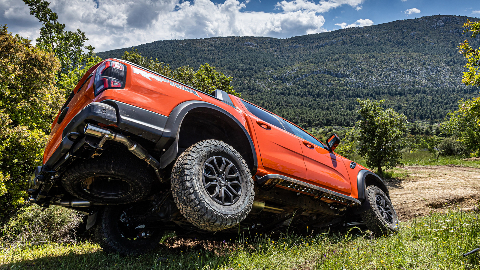 Οι εντυπωσιακές γωνίες του αμαξώματος σε συνδυασμό με τη δυνατότητα κλειδώματος όλων των διαφορικών, καθιστούν το Raptor ικανό να πάει κυριολεκτικά πα