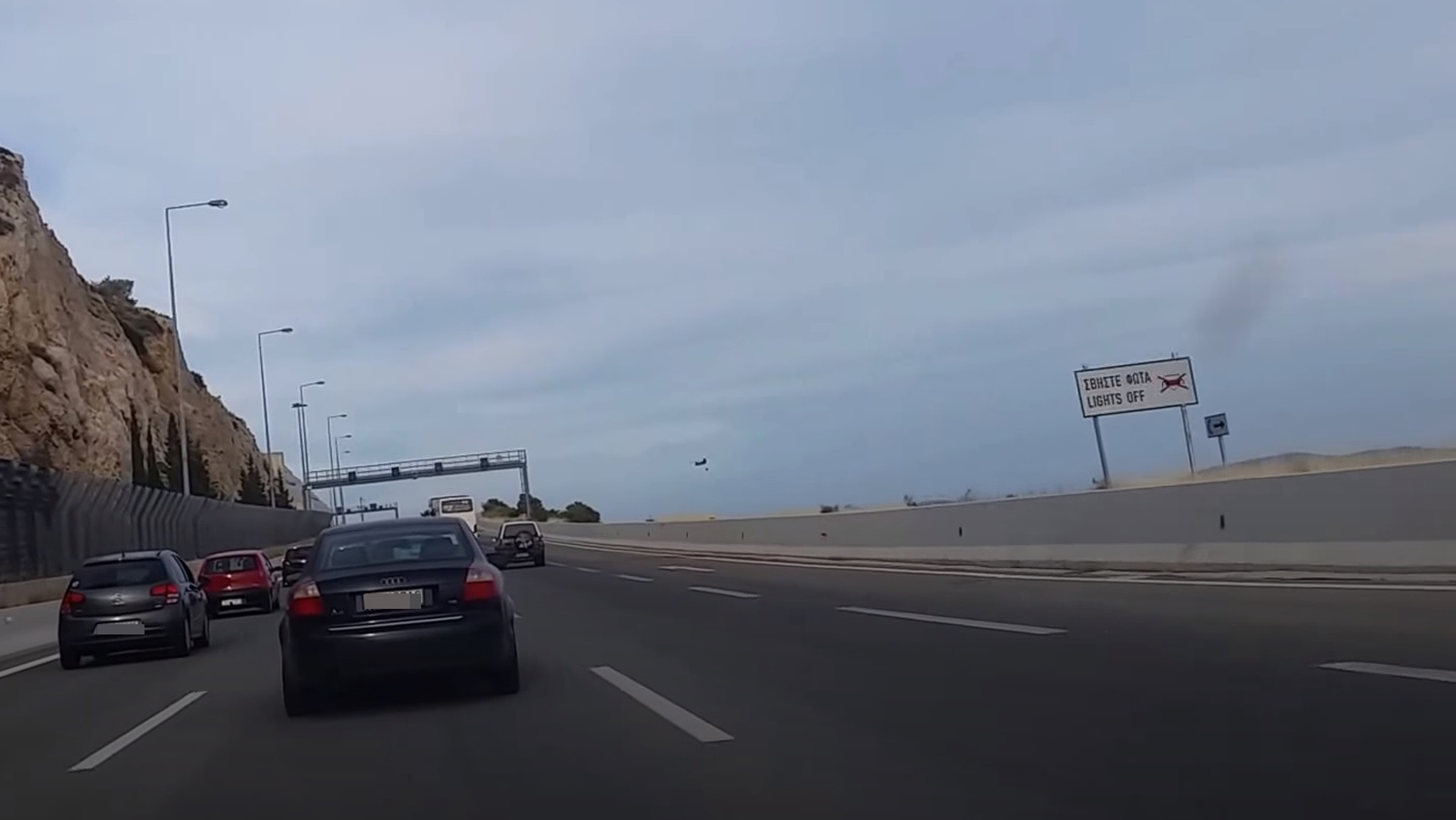 Όλοι λίγο πολύ έχουμε προσέξει τις ταμπέλες «Ανάψτε φώτα» και «Σβήστε φώτα» πριν και μετά από τις οδικές σήραγγες.