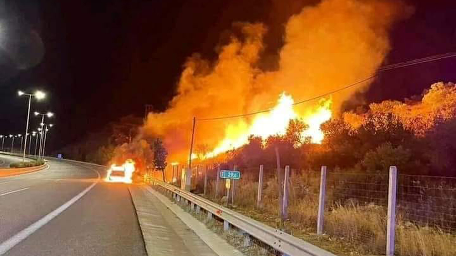 Το αυτοκίνητο καιγόταν στη ΛΕΑ με τις φλόγες να περνούν στη βλάστηση δίπλα στην Εθνική Οδό.