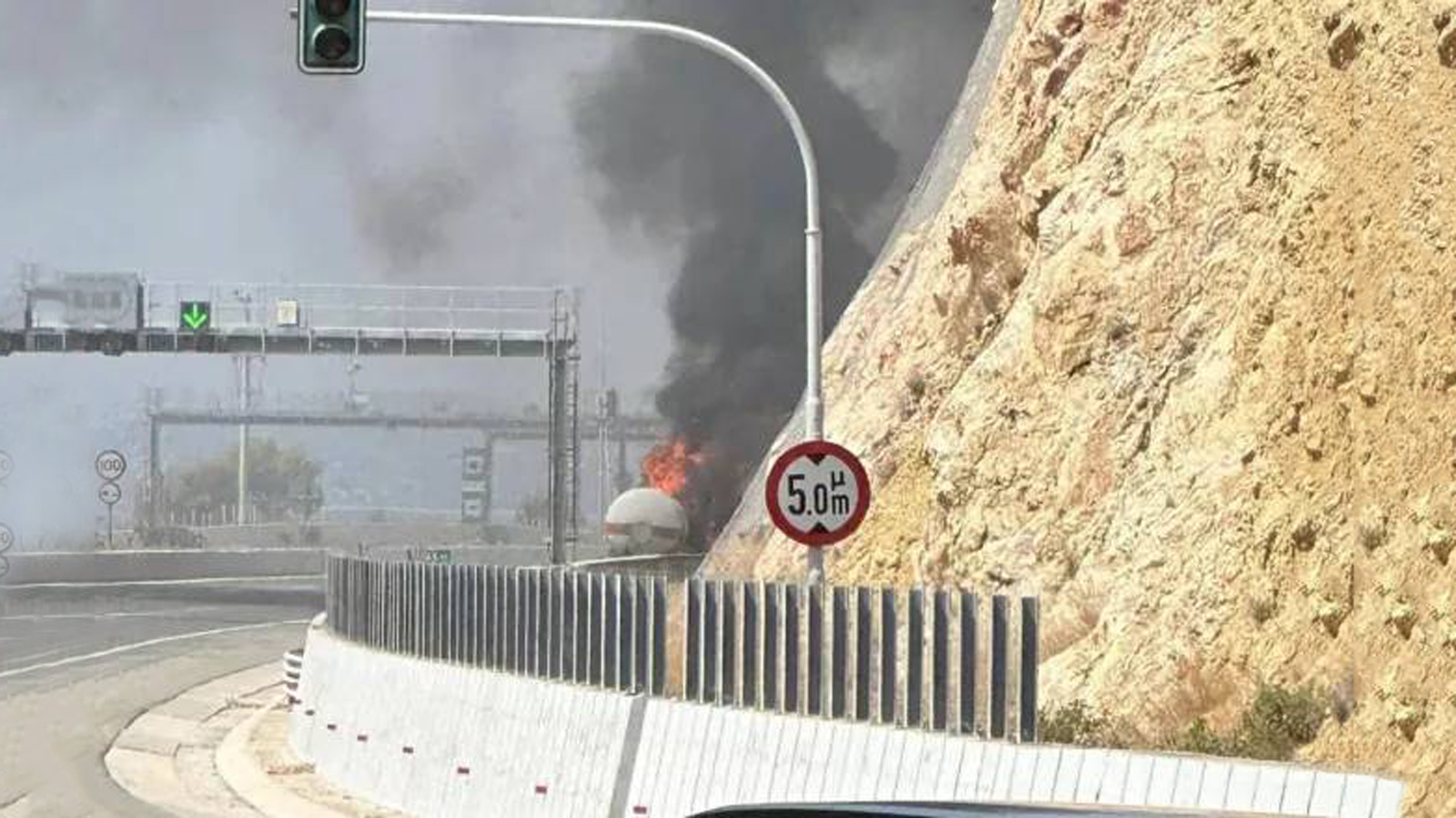 Διακοπή κυκλοφορίας στην Ε.Ο. Αθηνών Κορίνθου λόγω φωτιάς σε βυτιοφόρο