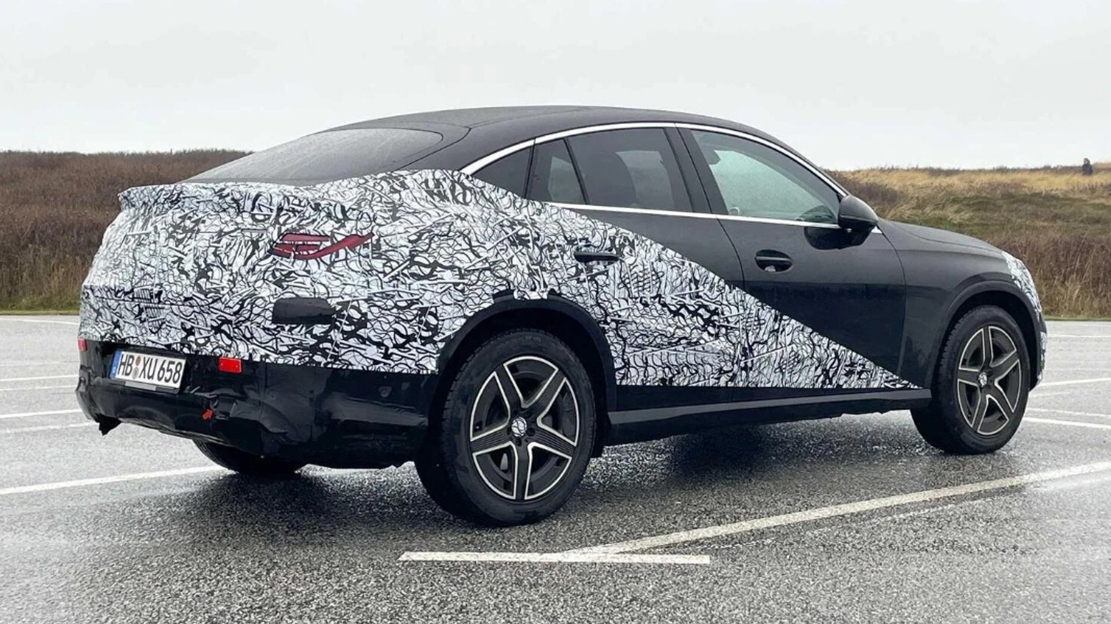 «Ημίγυμνη» σε δοκιμές η Mercedes GLC Coupe