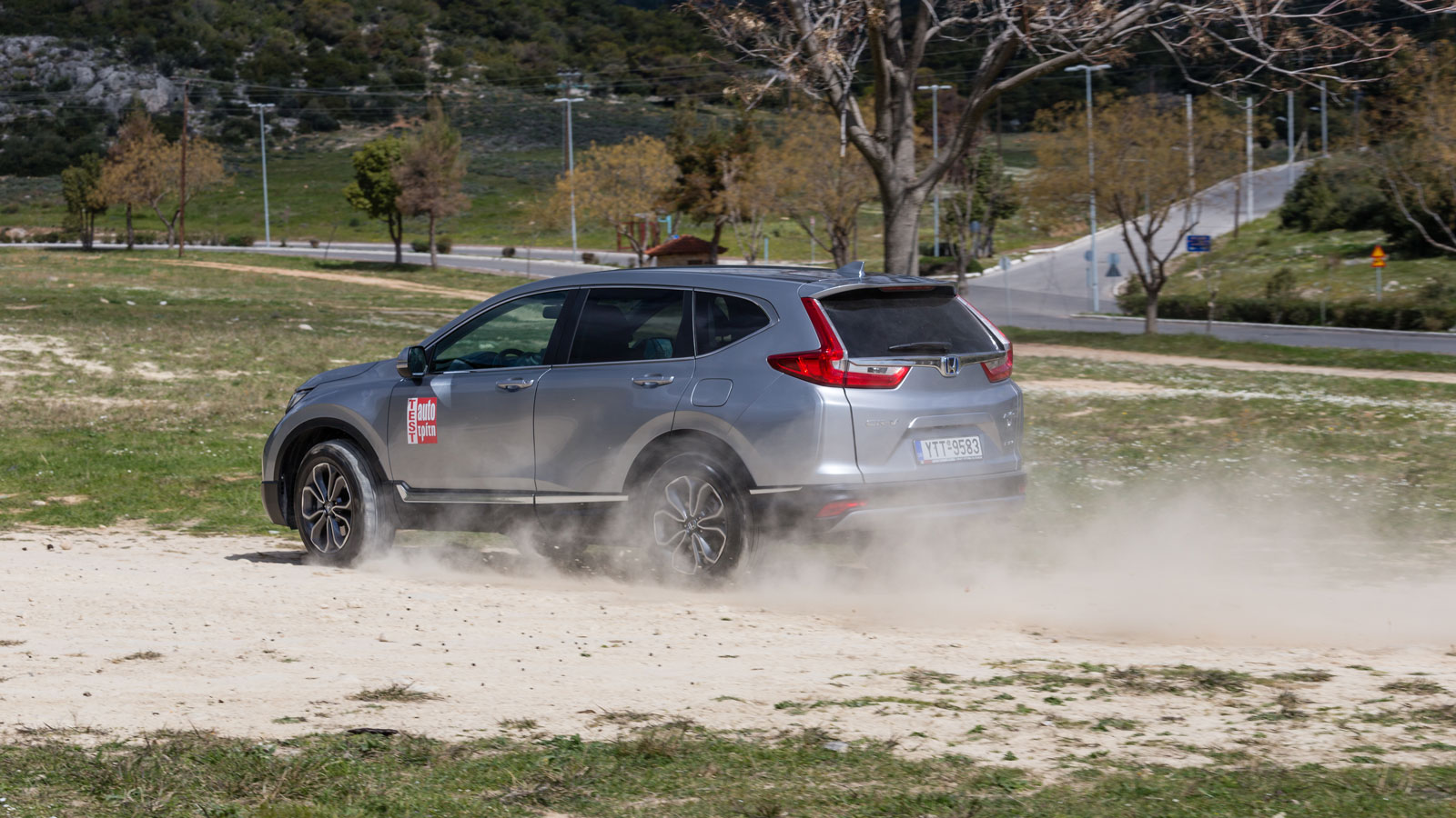 Στο CR-V. η τετρακίνηση μαζί με τα 200 χλστ. απόστασης από το έδαφος εξασφαλίζουν την άνετη και απροβλημάτιστη κίνηση και εκτός δρόμου, όχι μόνο σε πα