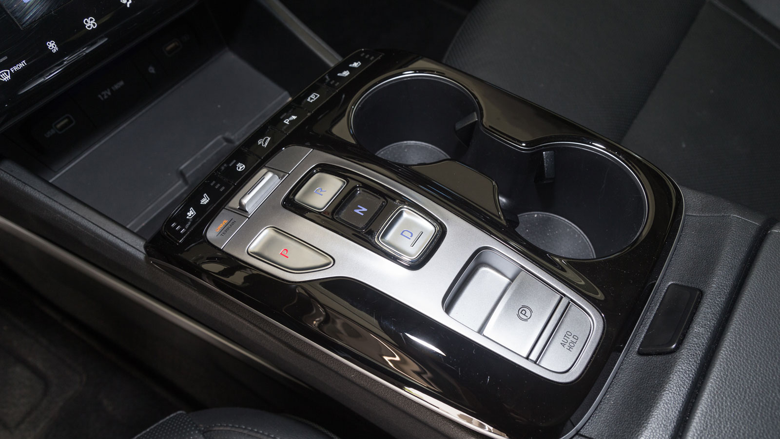 Βασικό ατού των υβριδικών της Hyundai είναι το αυτόματο κιβώτιο διπλού συμπλέκτη 6 σχέσεων που, συγκριτικά με τα e-CVT άλλων κατασκευών, δεν παράγει έ