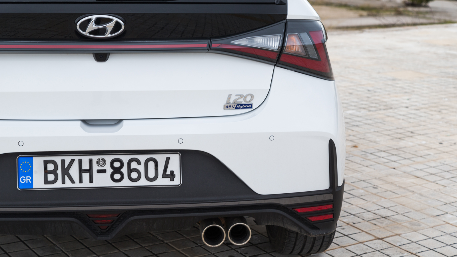 Το εξοπλιστικό πακέτο N-Line δίνει σπορτίφ και νεανική αύρα, κυρίως στο πίσω μέρος όπου κυριαρχούν  η χρωμιωμένη διπλή απόληξη της εξάτμισης και το τρ