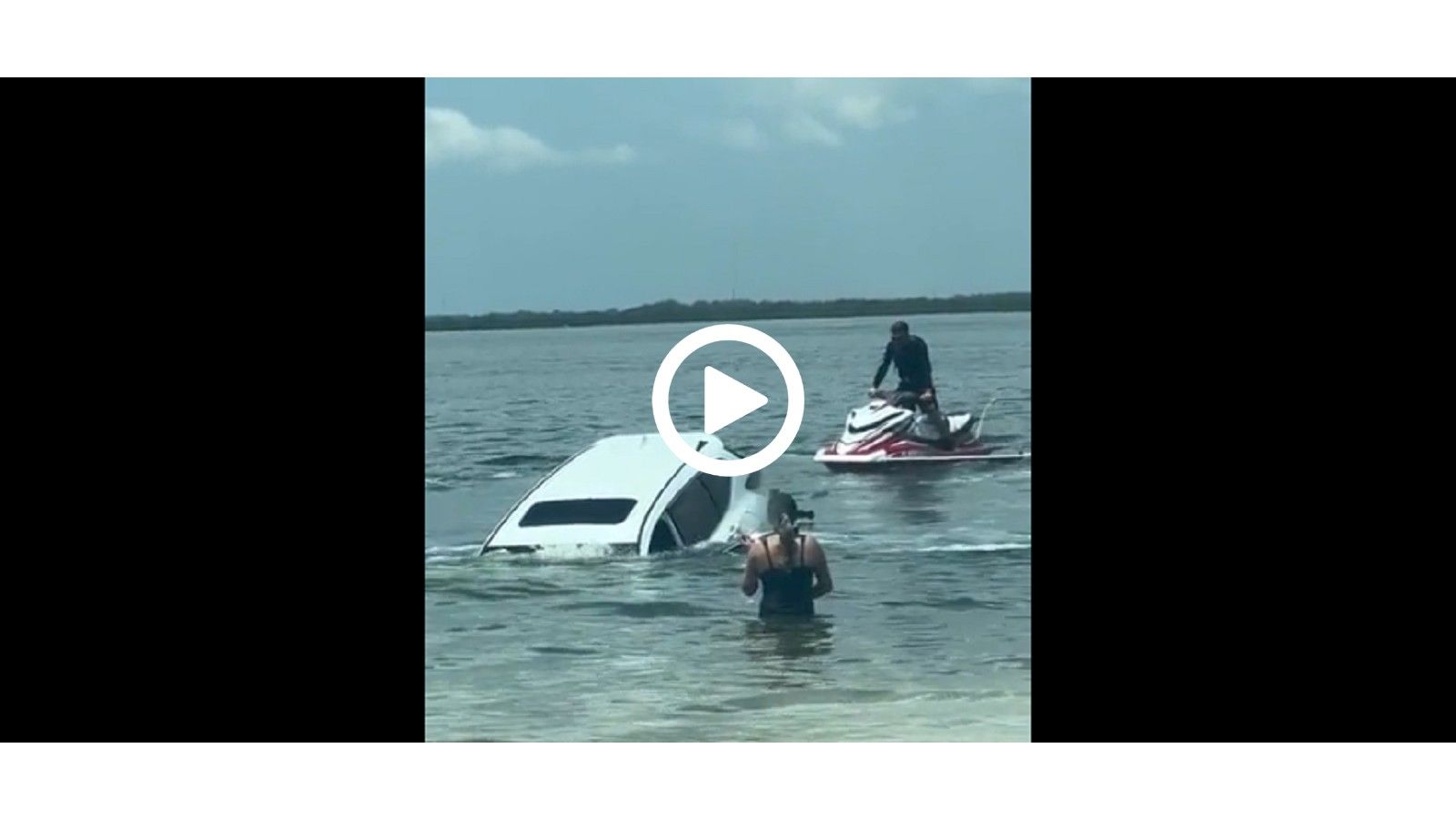 VIDEO: Κάποιος ξέχασε το χειρόφρενο και το αμάξι πήγε για μπάνιο!