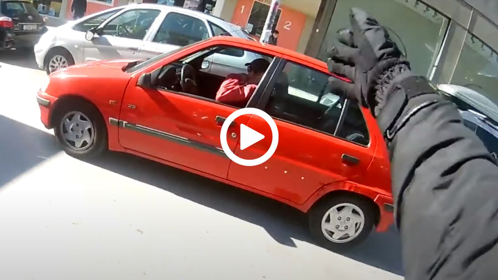 Του ριξε μπινελίκια γιατί είχε διπλοπαρκάρει και άραζε