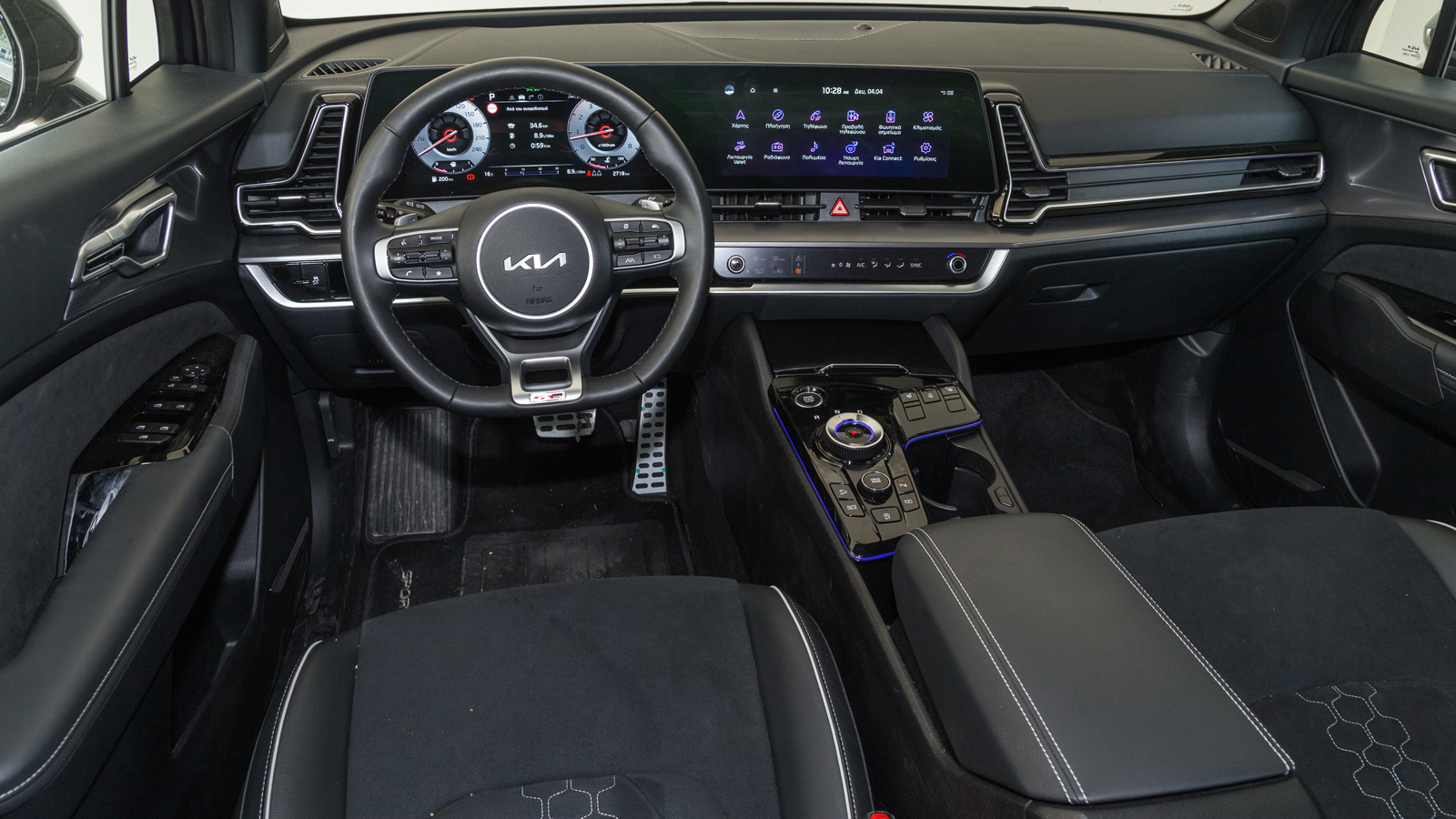 Η Kia έχει φροντίσει όλα τα μοντέλα της να έχουν πολύ προσεγμένη καμπίνα τόσο σε επίπεδο ποιότητας υλικών, όσο και σε επίπεδο τεχνολογίας. Στην περίπτ