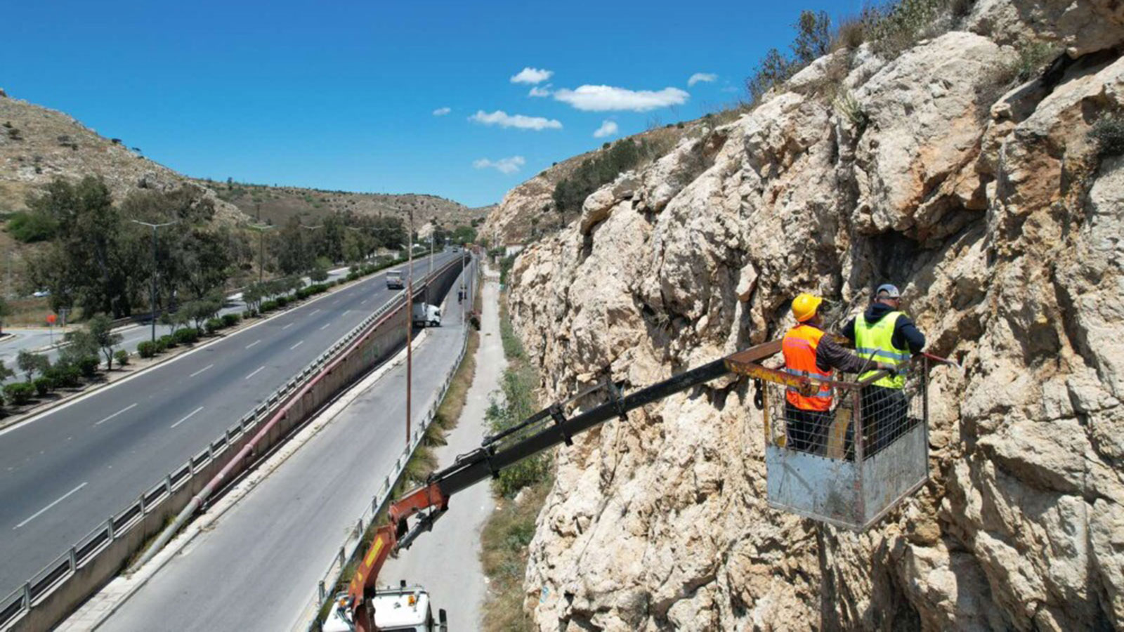 Τέλος ο κίνδυνος από τα βράχια στην Λ. Σχιστού-Σκαραμαγκά