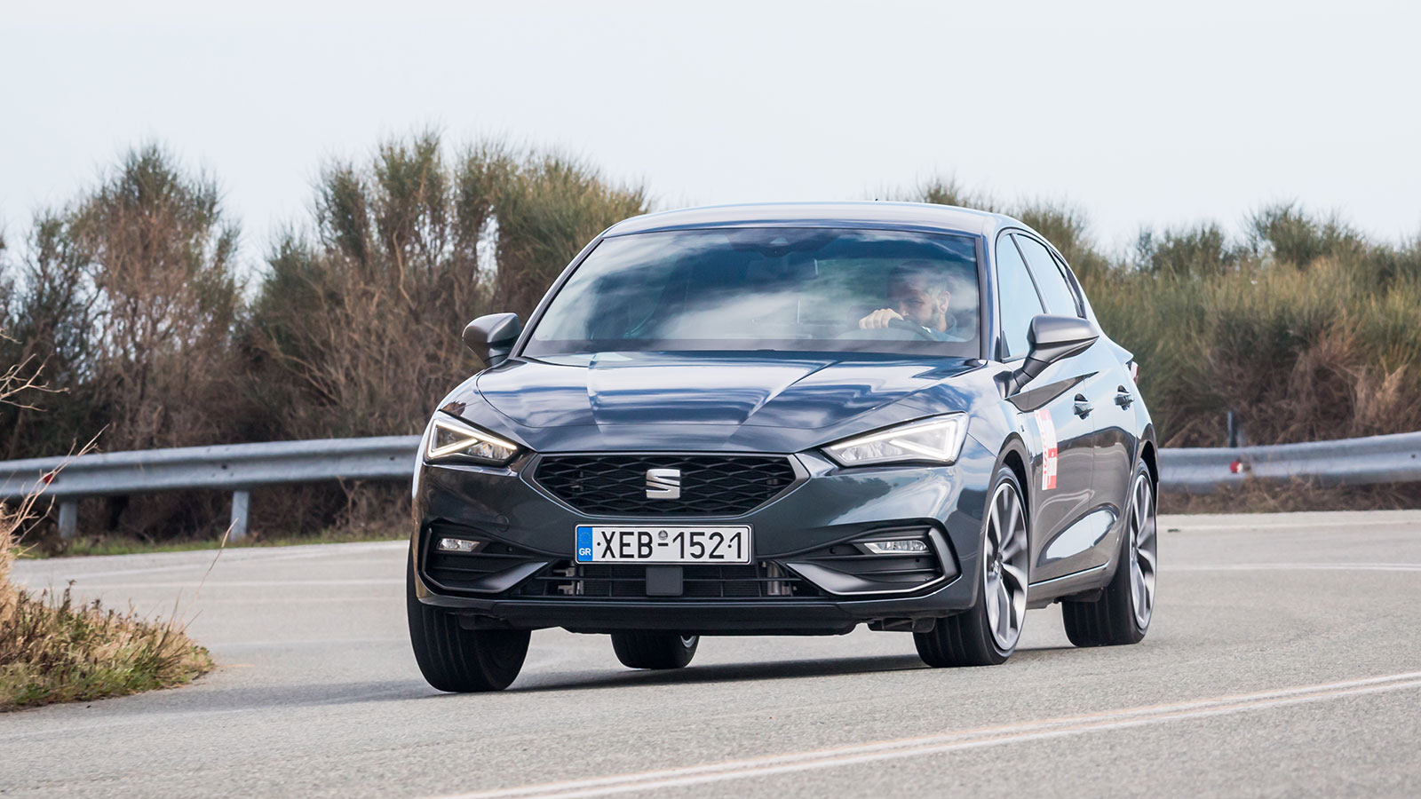 Tο PHEV Leon κοστίζει από 35.490 ευρώ, τιμή η οποία είναι η καλύτερη ανάμεσα σε όλα τα μικρομεσαία plug-in μοντέλα. 