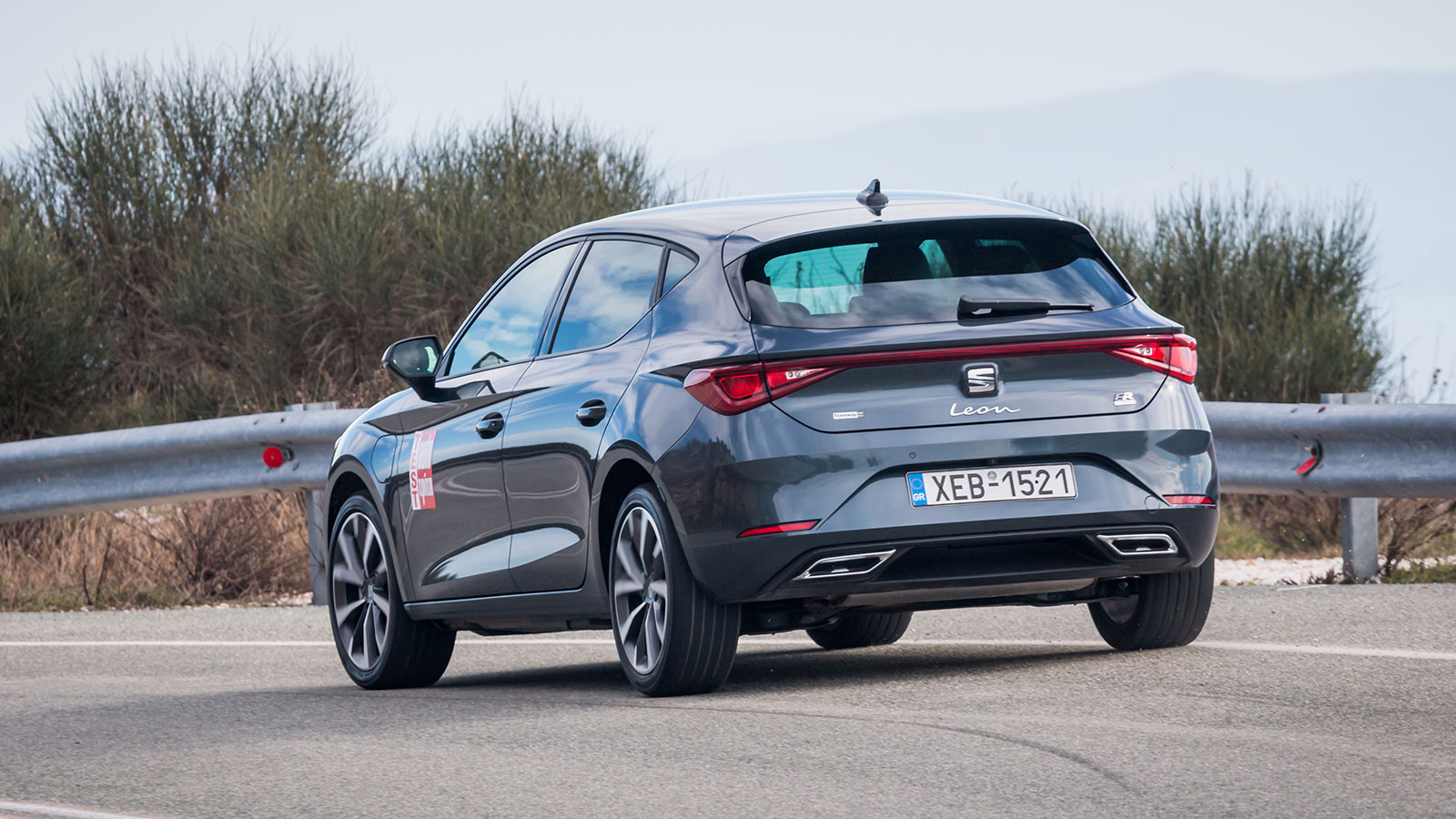 Ένα από τα ατού του Leon e-Hybrid είναι και η πίσω ανάρτηση πολλαπλών συνδέσμων, με την πιο σφιχτή και σπορ ρύθμιση, που συντελεί ώστε να κοντρολάροντ