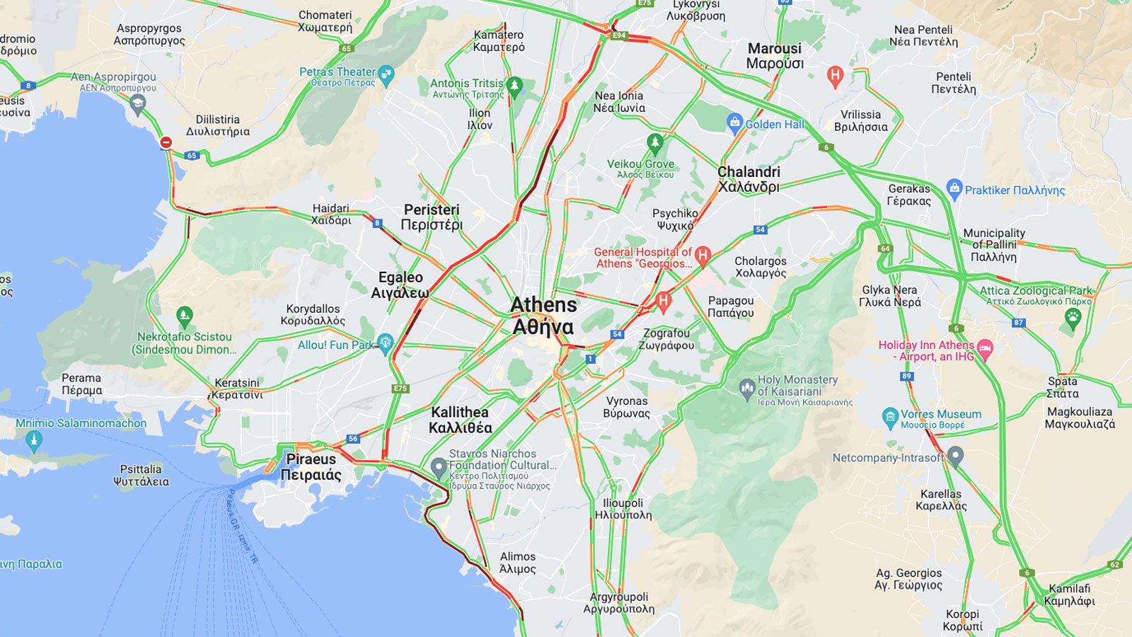 Μεγάλο μποτιλιάρισμα στην παραλιακή - Αυτοκίνητο έπιασε φωτιά στον Αλιμο