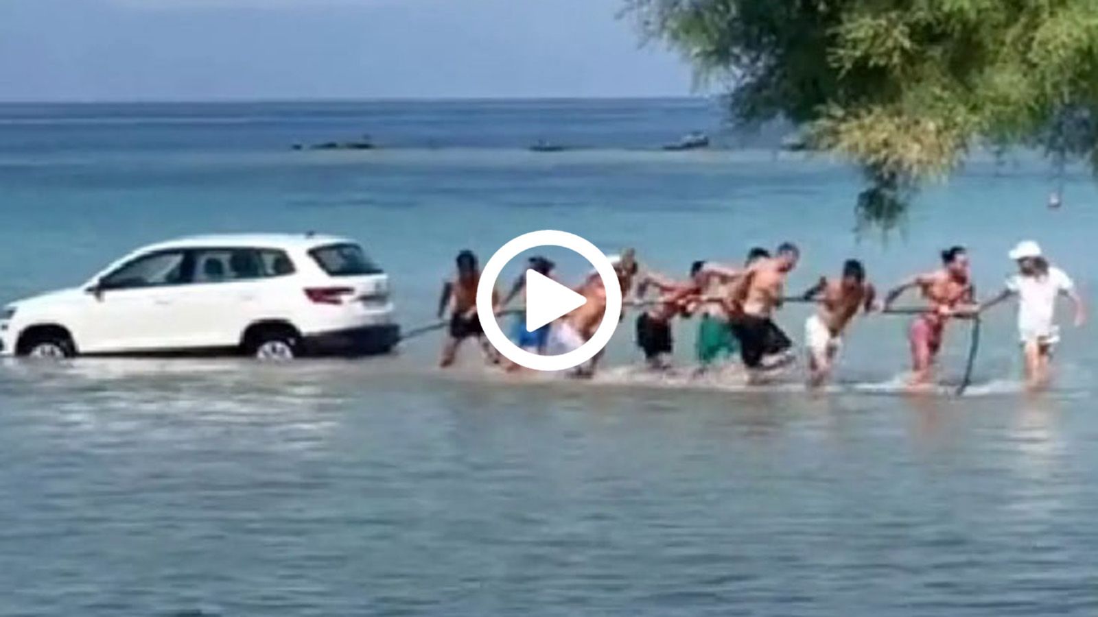 Λουόμενοι σώζουν Skoda Karoq από βέβαιο πνιγμό στην Αίγινα