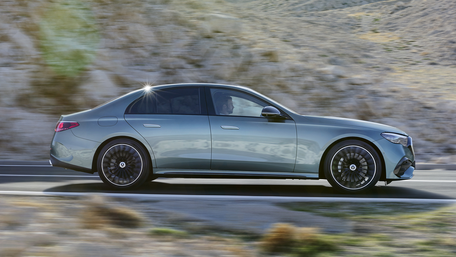 Νέα Mercedes E-Class: Εξηλεκτρισμένη, πανέξυπνη & παιχνιδιάρικη