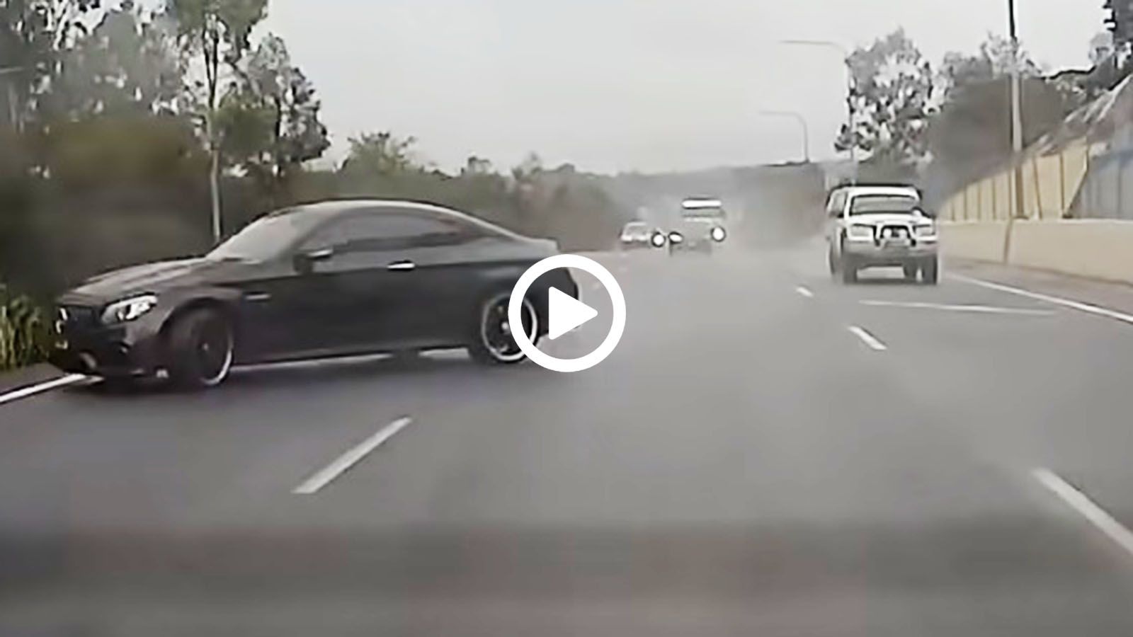 Έριξε Mercedes στα δέντρα ενώ πήγαινε... ευθεία!