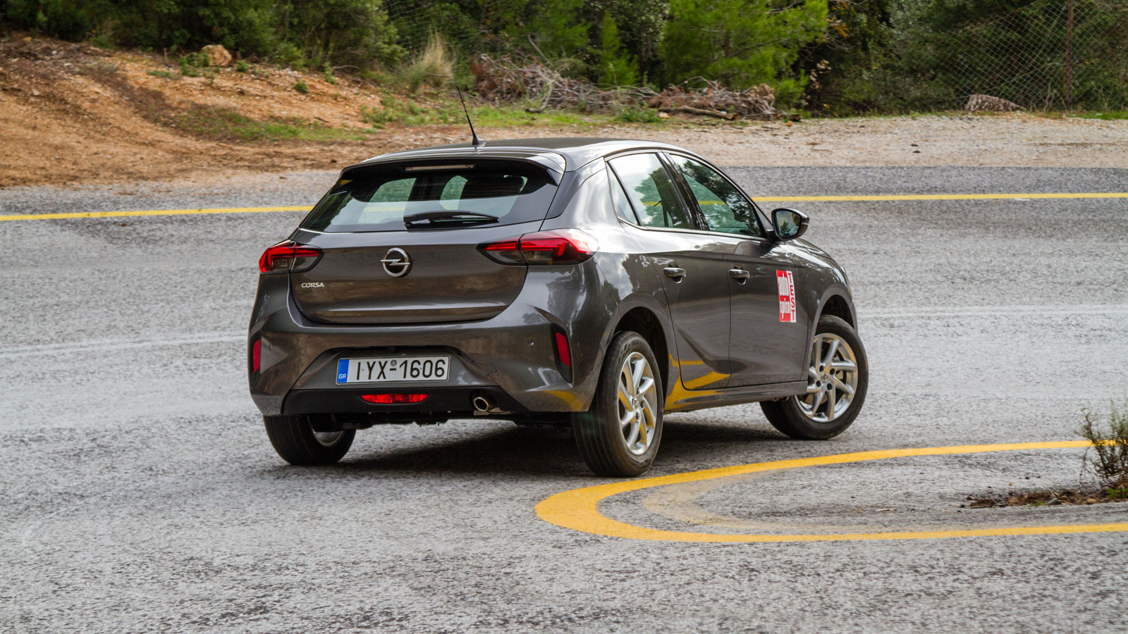 Στο πεδίο της άνεσης, η ανάρτηση Opel φιλτράρει με άνεση τις ανωμαλίες του δρόμου και μόνο τα έντονα «κατσαρά» σημεία θα αναληφθούν οι επιβάτες.