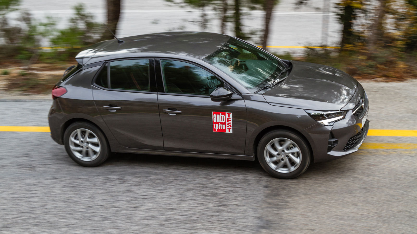 Χάρη στο χαμηλό βάρος και το 6άρι κιβώτιο με τον πειστικό επιλογέα οι το Corsa έχει ζωντανές επιδόσεις, χωρίς η κατανάλωση να ξεφεύγει (6,2 λτ./100 χλ