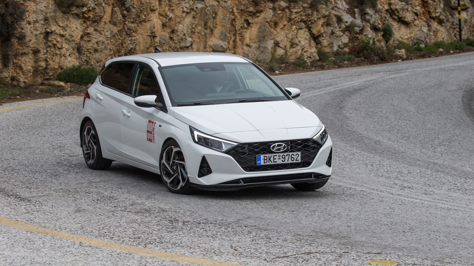 Δυναμικό και εκλεπτυσμένο είναι το στιλ του Hyundai i20 με τις «αιχμηρές» επιφάνειες και την μεγάλη μάσκα, όπως επιτάσσει η φιλοσοφία Sensuous Sportin