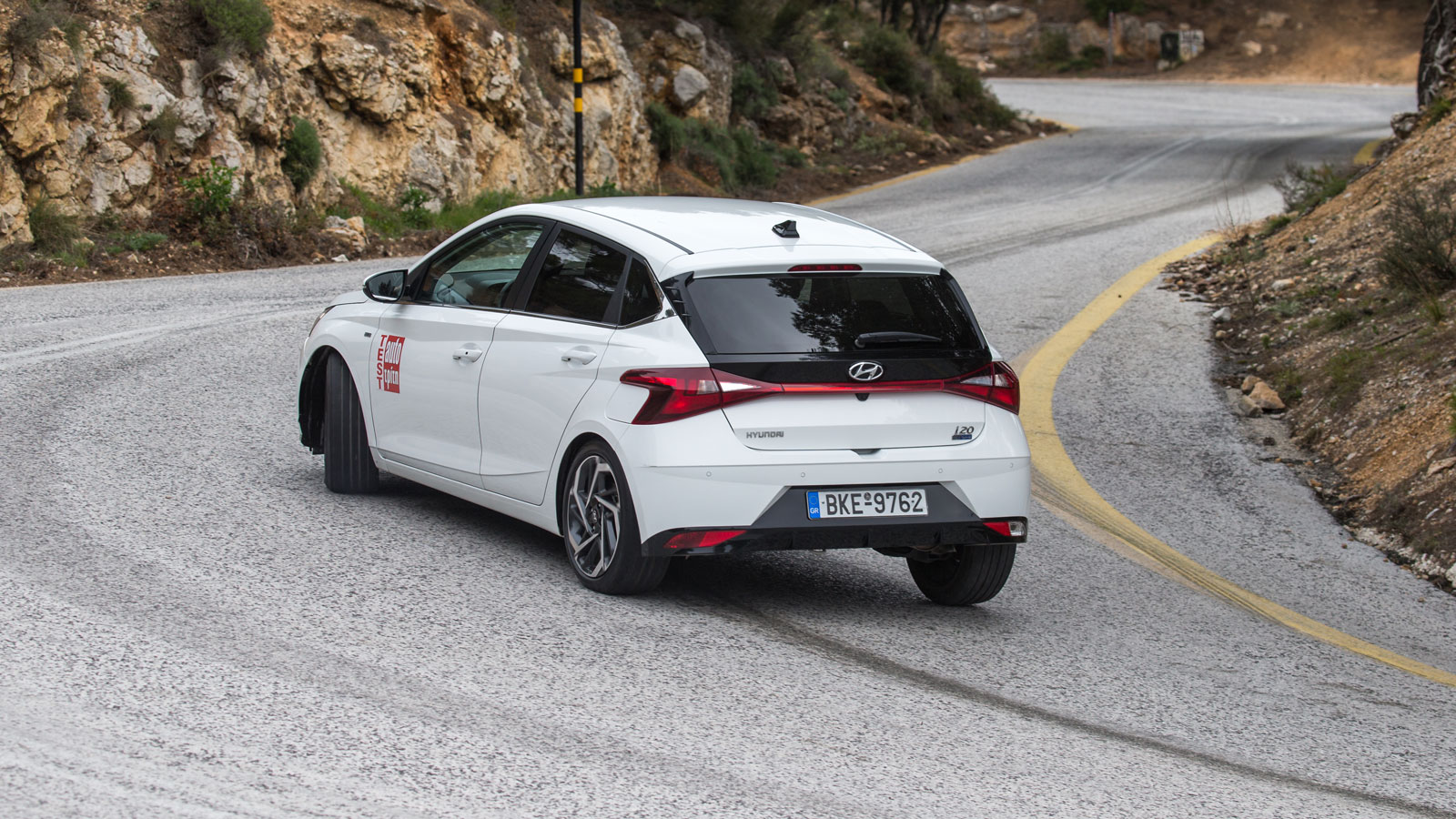 Οδηγικά, το i20 δίνει μια πιο σφιχτή αίσθηση από την ανάρτησή του, η οποία χωρίς να λειτουργεί εις βάρος της άνεσης, περιορίζει σημαντικά τις κλίσεις 