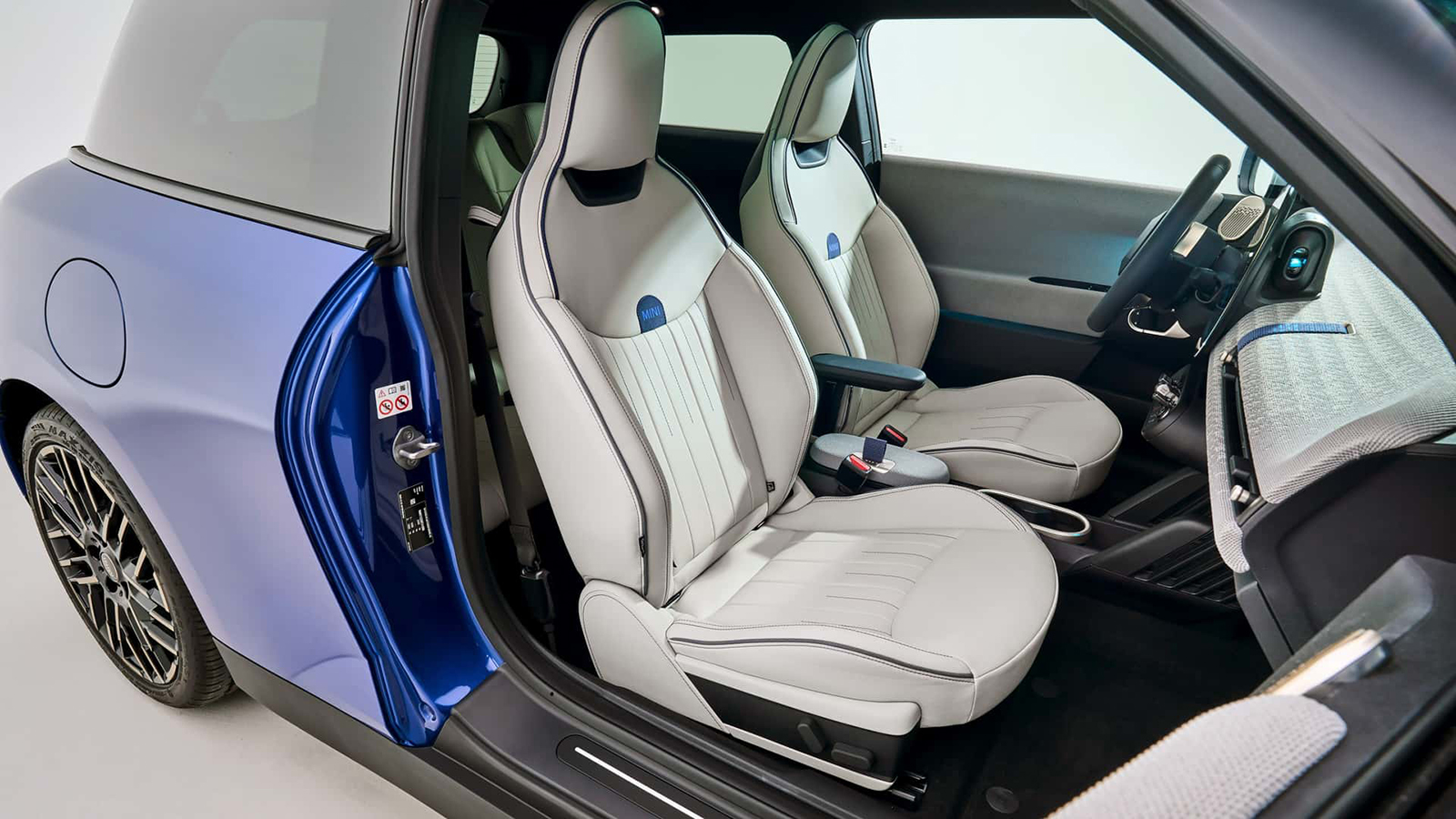 Αυτό είναι το νέο MINI Cooper: Ηλεκτρικό και 3θυρο