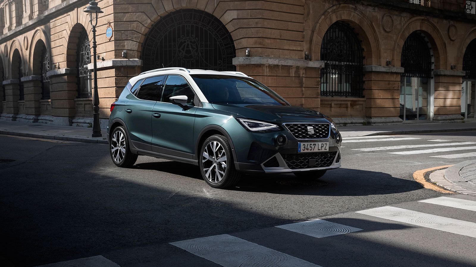 Στο ανανεωμένο SEAT Arona, η πιο διακριτή αλλαγή είναι τα κυκλικά φώτα ομίχλης κάτω από τους κύριους προβολείς, ενώ στην έκδοση X-Perience είναι πιο έ
