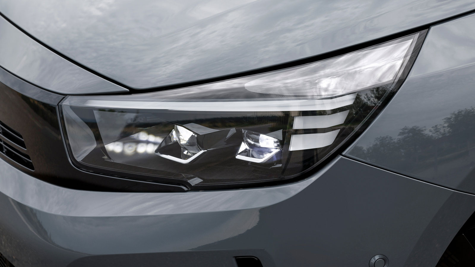 Τα προσαρμοζόμενα, αντιθαμβωτικά φώτα τεχνολογίας Intelli-Lux LED Matrix έχουν περισσότερα (14) μεμονωμένα στοιχεία LED τα οποία προσαρμόζουν ακριβέστ