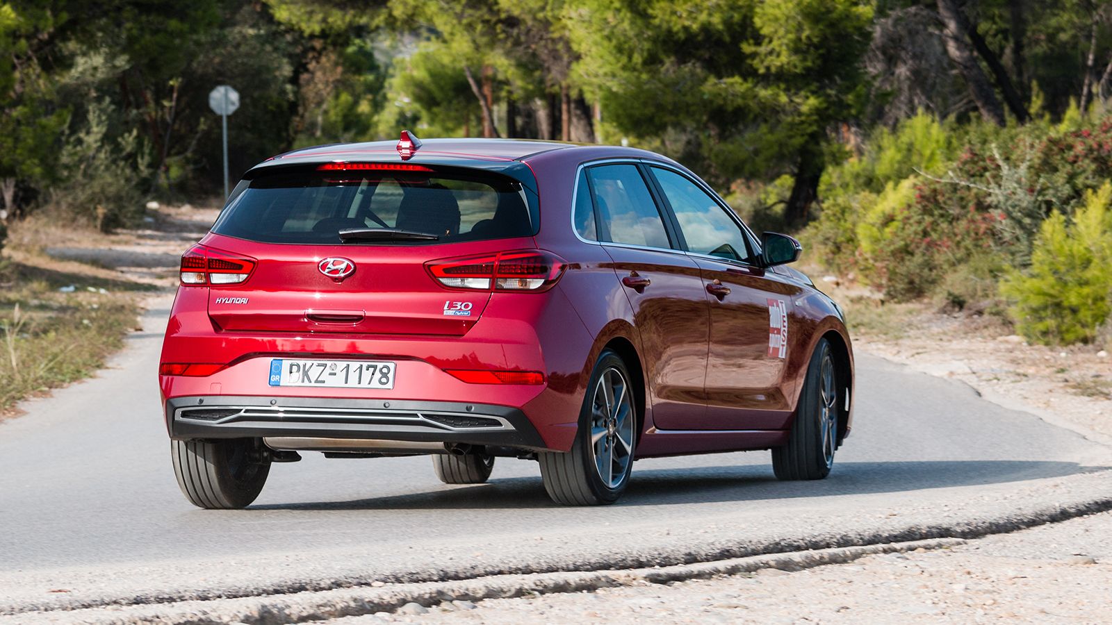 Η ποιότητα κύλισης στο Hyundai i30 ενισχύεται από την ικανότητα της ανάρτησης να λειαίνει αποτελεσματικά και αθόρυβα τις περισσότερες ανωμαλίες που θα
