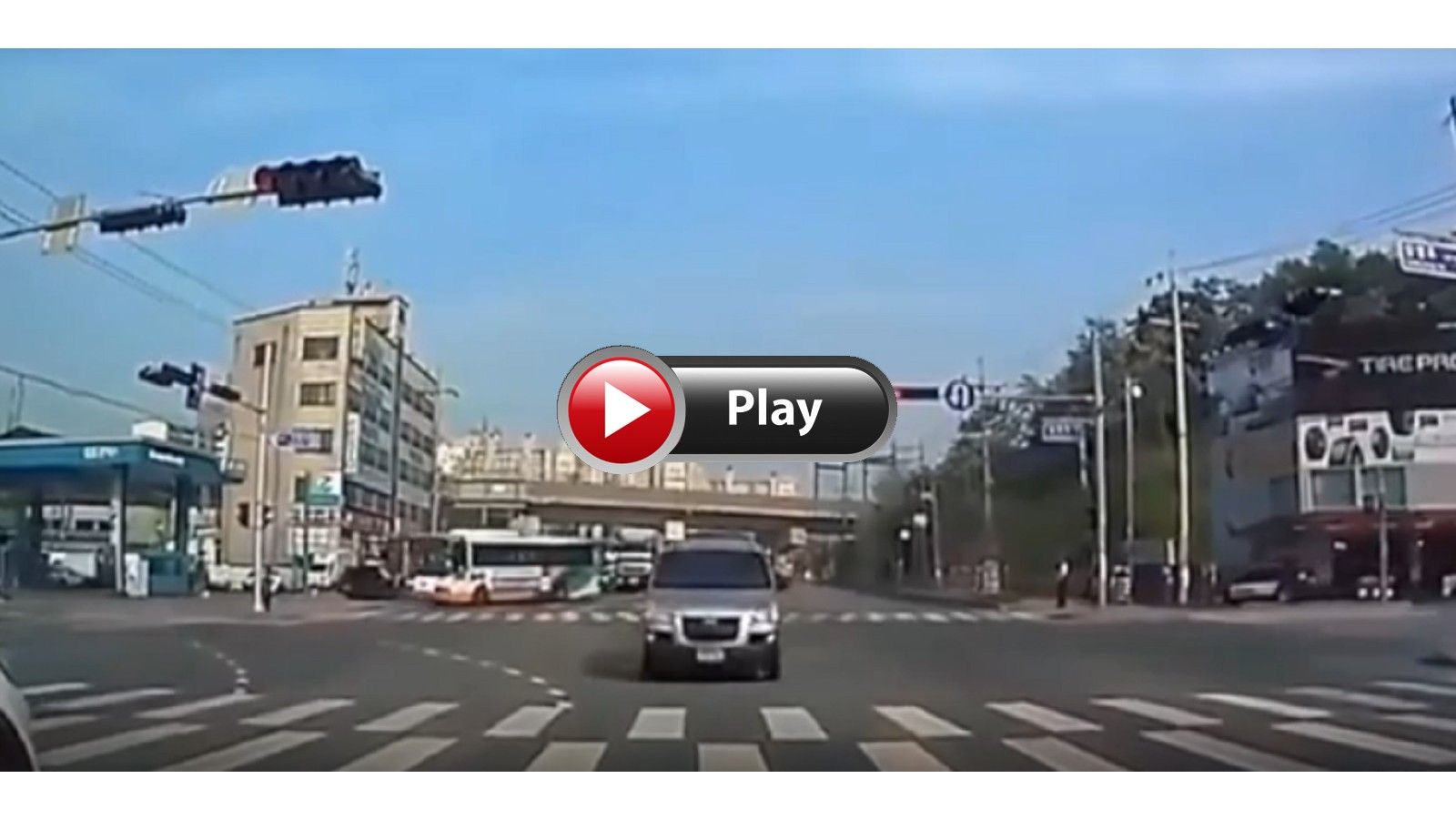 VIDEO: Ούτε καν φρέναρε. Απλά τον κάρφωσε!