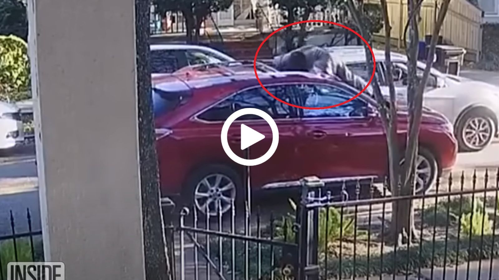 Του έριξε κατσαρολικό για να αφήσει ήσυχο το αμάξι του