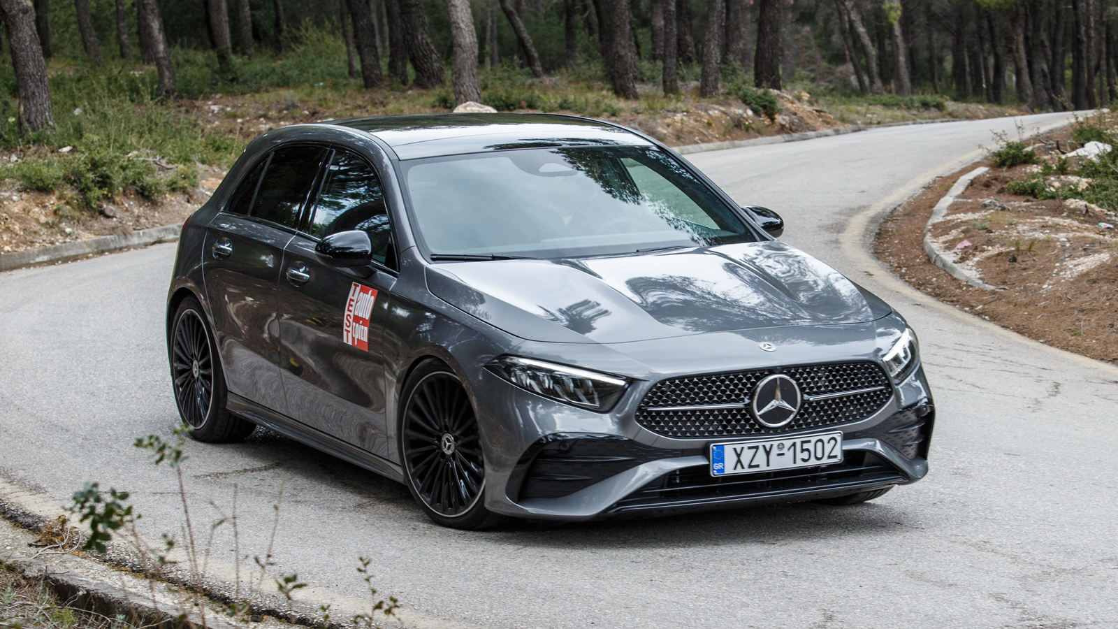 Σχεδιαστικά η ανανεωμένη Mercedes A 200 ξεχωρίζει για το καπό με κλίση προς τα εμπρός με τα δύο δυναμικά εξογκώματα, την απότομη «μύτη καρχαρία» και τ