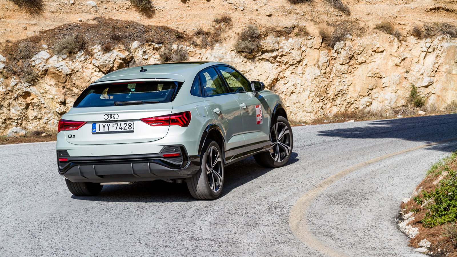 Η κεκλιμένη πίσω οροφή του Audi Q3 Sportback (σ.σ. έκδοση S-line στην φωτογραφία) μοιάζει να αναδεικνύει σε πολύ μεγαλύτερο βαθμό όλα τα σχεδιαστικά ν
