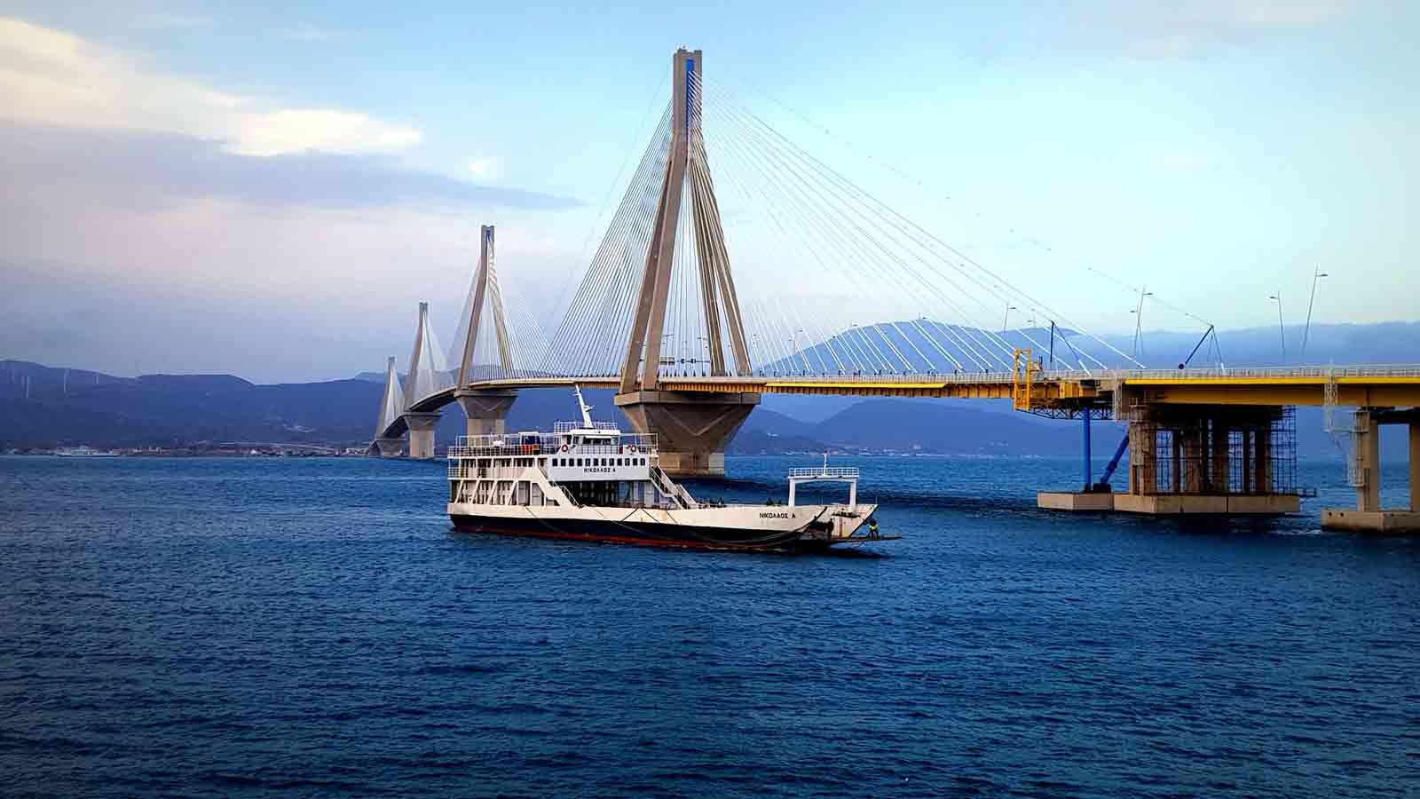 Ρίο-Αντίρριο από τη γέφυρα ή με το ferry boat & 17 ευρώ στην τσέπη;