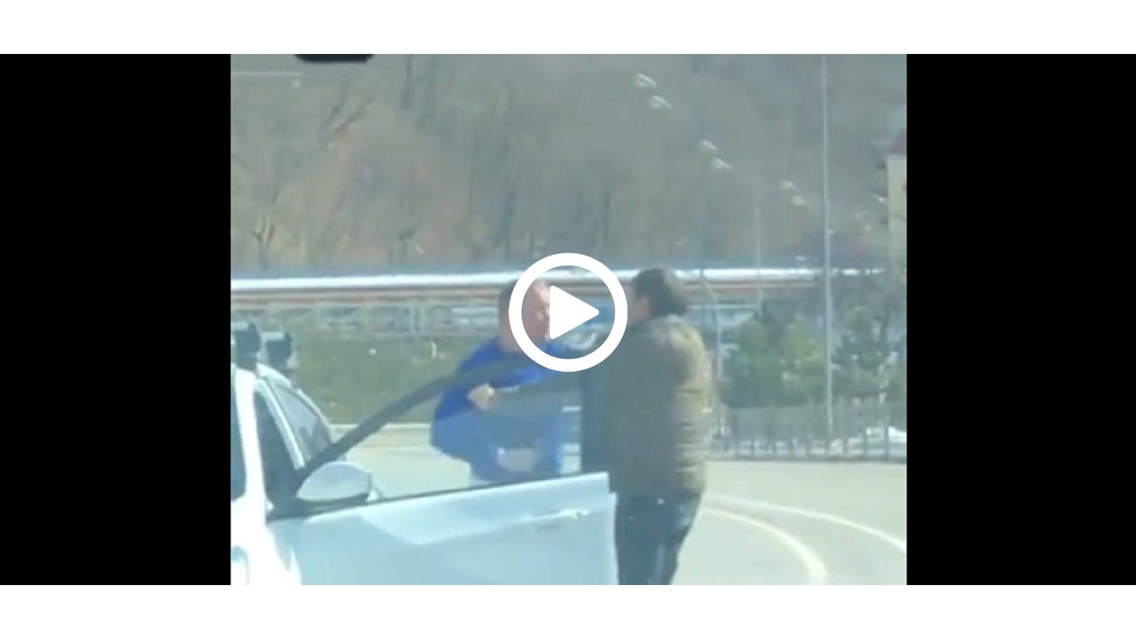 VIDEO: Ξεκινάνε καυγά, στη μέση του δρόμου, αλλά τελικά τα βρίσκουν!