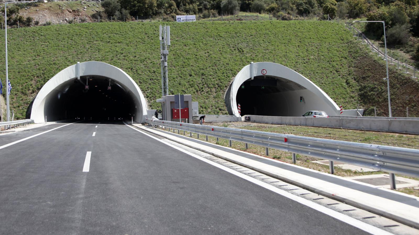 Οι δίδυμες σήραγγες των Τεμπών Τ1 και Τ2 αποτελούν δύο από τις πιο σύγχρονες και ασφαλέστερες σήραγγες της χώρας μας.