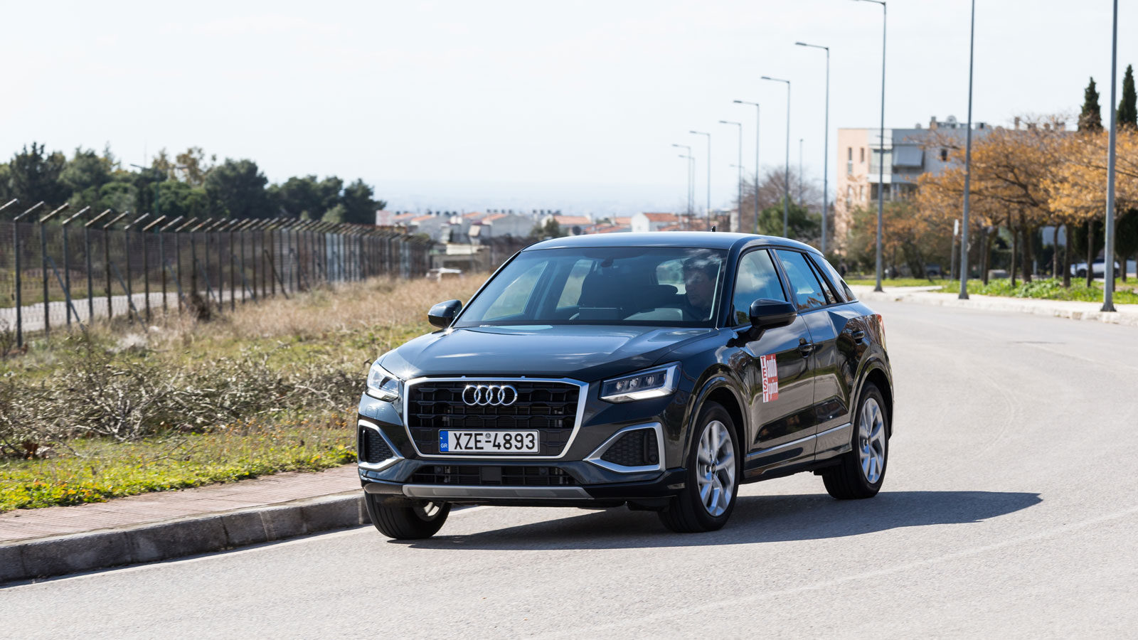 Πολύ καλά επίπεδα άνεσης εξασφαλίζει το Audi Q2, στα θετικά περιλαμβάνουμε και την αίσθηση του τιμονιού και τα ανθεκτικά φρένα.