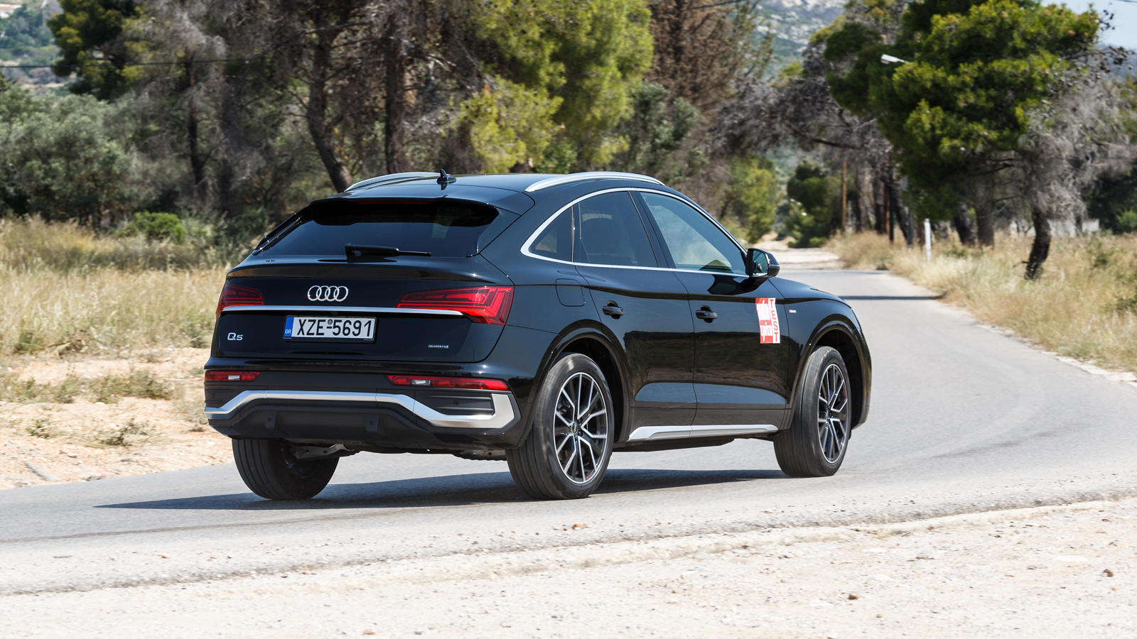 Το Q5 μπορεί να υπερηφανεύεται για την εξαιρετική άνεση που προσφέρει στους επιβάτες. Η ανάρτηση «σιδερώνει» κάθε κακοτεχνία και η ποιότητα κύλισης εν