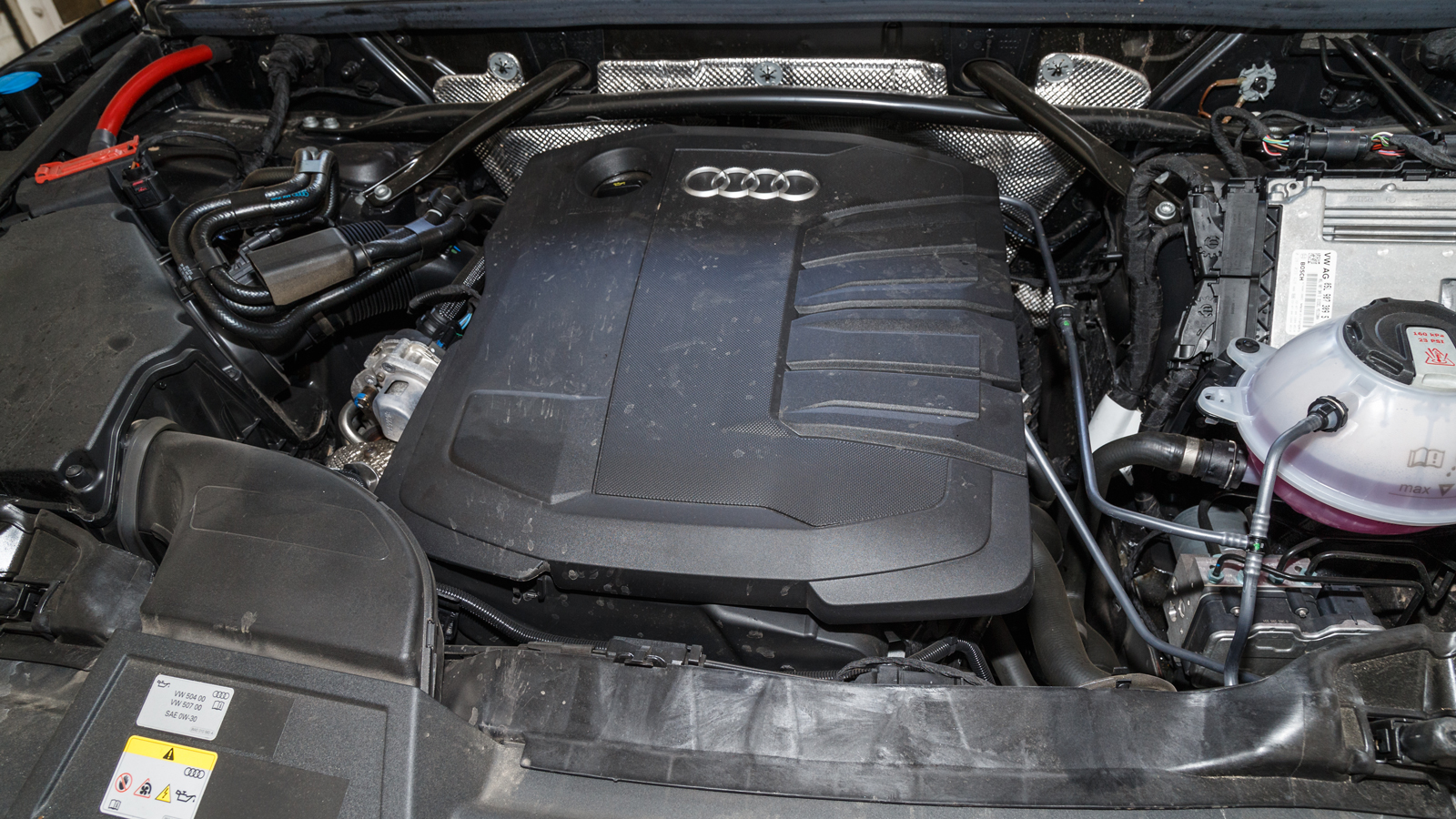 Η έκδοση 40 TDI του Audi Q5 «φορά» τον αναβαθμισμένο ήπια υβριδικό (12V) πετρελαιοκινητήρα 2,0 λίτρων με απόδοση 204 PS και 400 Nm και συνδυάζεται με 