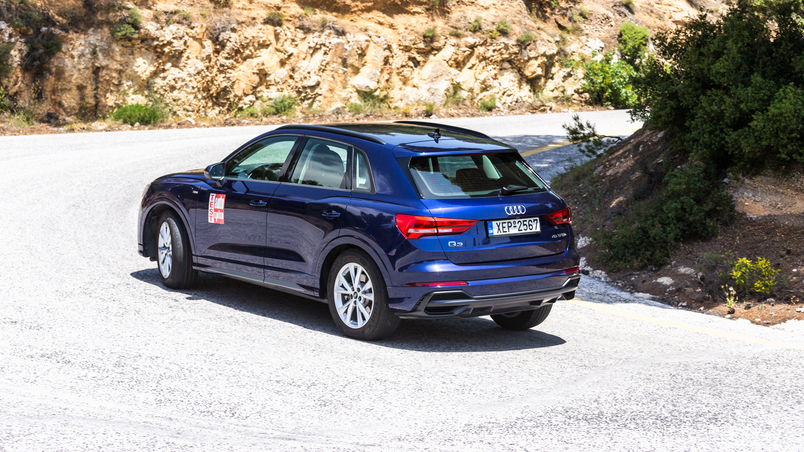 Χωρίς έντονες κλίσεις ή αντιδράσεις, το Audi Q3 45 TFSI e προσφέρει καλή οδηγική αίσθηση ακόμα και στον οδηγό που θα θελήσει να πιέσει σε δρόμο με στρ