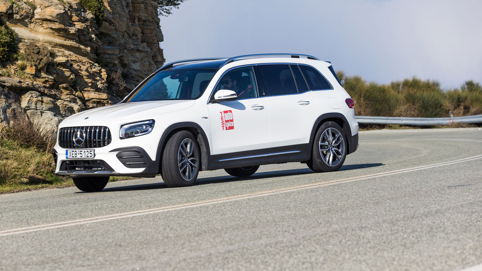 Η GLB 35 AMG των 306 ίππων έχει ένα σαφώς πιο σπορτίφ προσανατολισμό σε σχέση με τις συμβατικές εκδόσεις εξασφαλίζοντας δυναμική οδική συμπεριφορά σε 