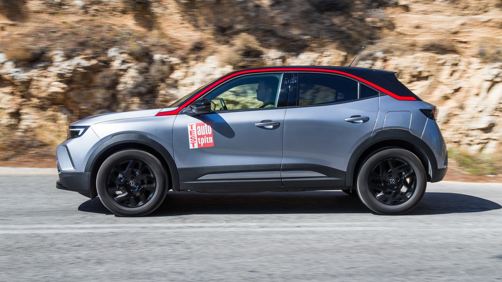 Το καλό «πάντρεμα» των 130 ίππων του 1,2 PureTech με το άμεσο στις αλλαγές ταχυτήτων EAT8 κιβώτιο χαρίζει καλές επιδόσεις στο SUVάκι της Opel, αλλά «τ